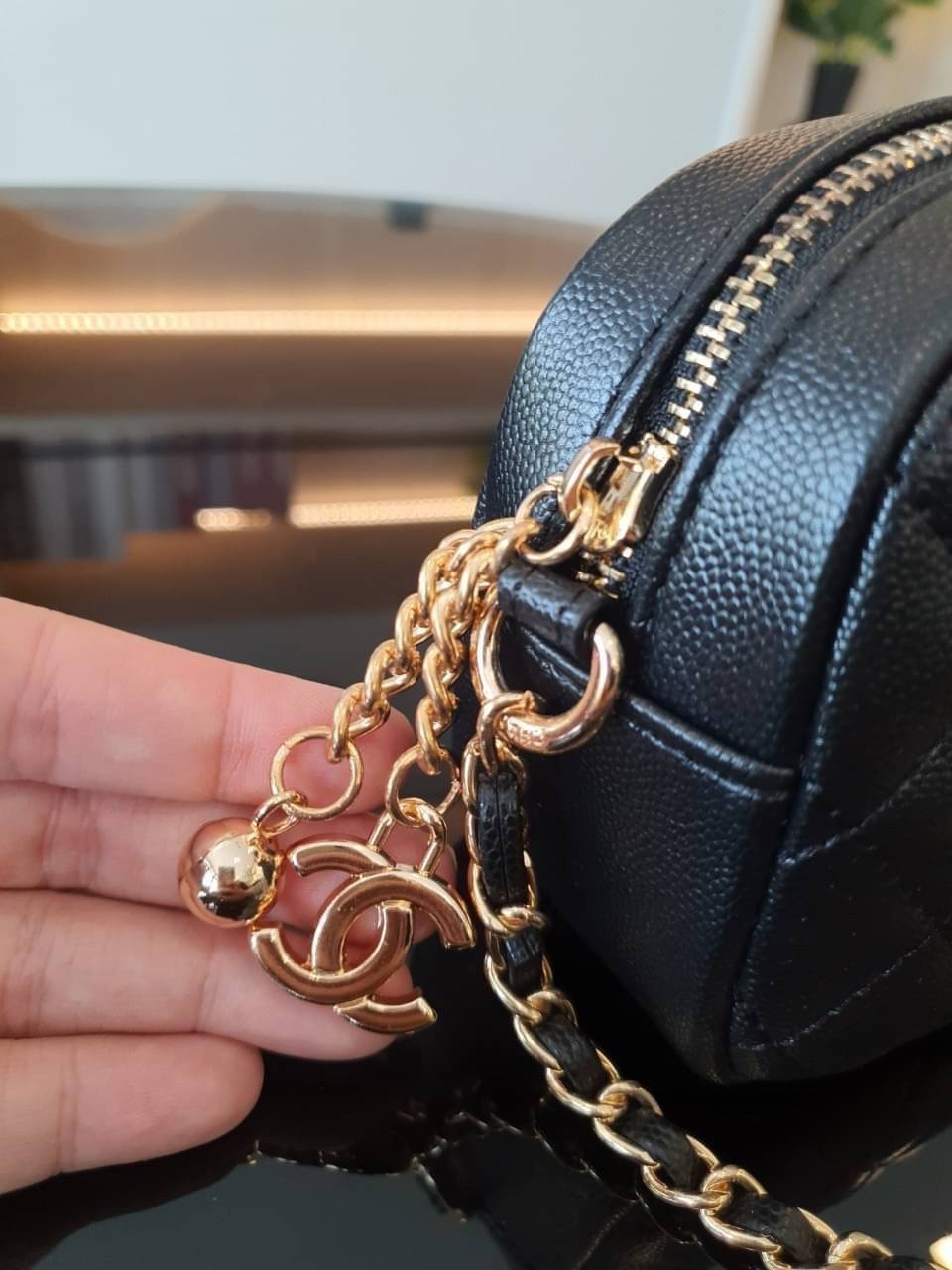 Chanel Camera Bag / CHANEL VIP CROSSBODY CHAIN BAG กระเป๋าทรงสะพายข้าง ที่กำลังมาแรงมาในตอนนี้ ตัวกระเป๋าเป็นกระเป๋าสตางค์หนังพียูพรีเมี่ยมลายคาเวียร์ อะไหล่ทองทั้งใบ