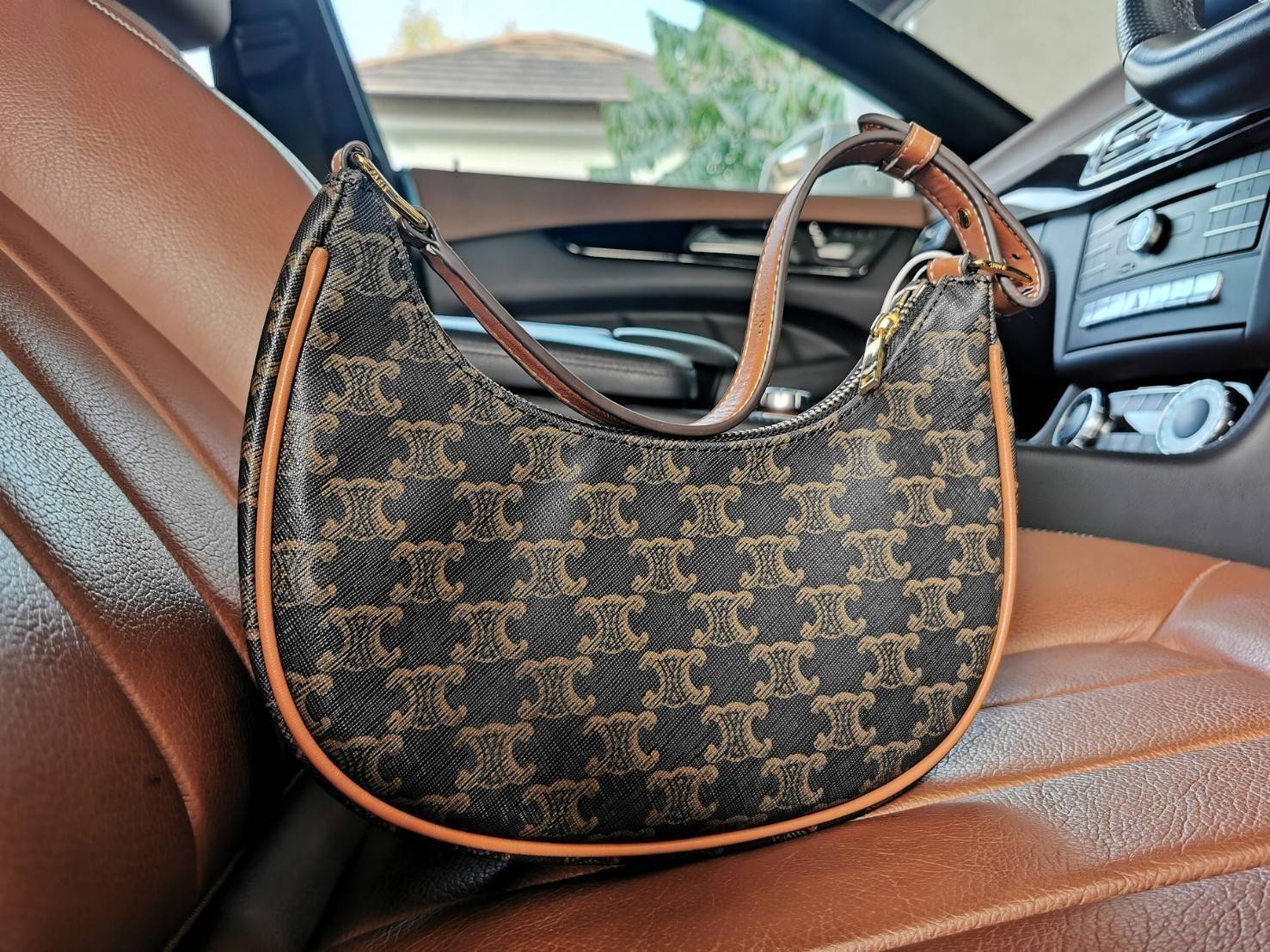 ของแท้ CELINE SHOULDER BAG VIP GIFT WITH PURCHASE (GWP) พรีเมี่ยมกิ๊ฟ Limited Edition จาก CELINE HAUTEPARFUME DUTYFREE COUNTER วัสดุ TRIOMPHE CANVAS ดีไซน์สวยหรูฮิตสุดในเกาหลี!