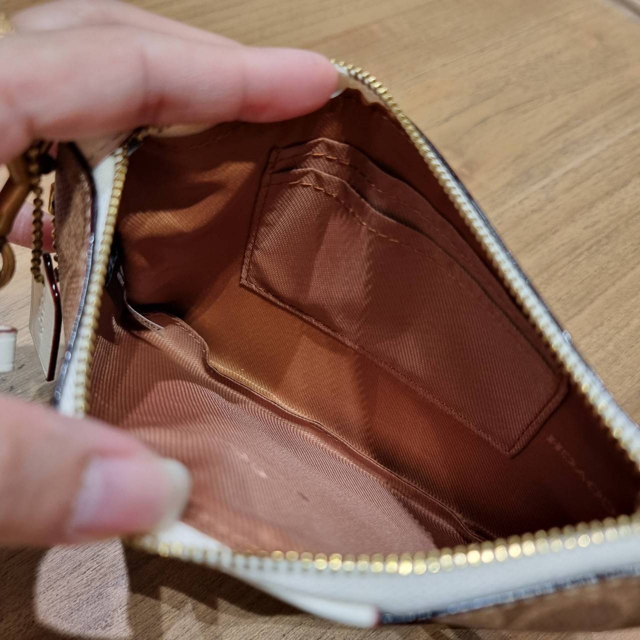 COACH 32445 SMALL WRISLET IN COLORBLOCK SIGNATURE CANVAS คอลเลคชั่นคัลเลอร์บล็อคสวยหรู ในรูปแบบกระเป๋าคล้องมือ ขนาดพกพา ไซส์กำลังสวยมากๆ พกง่ายไปเลยจ้า วัสดุหนังแคนวาส ตัดหนังแท้ ภายในโล่ง มีช่องใส่บัตร ตอบโจทย์สาวๆที่ไม่ชอบความพะรุงพะรัง พกใบนี้คือสะดวกส