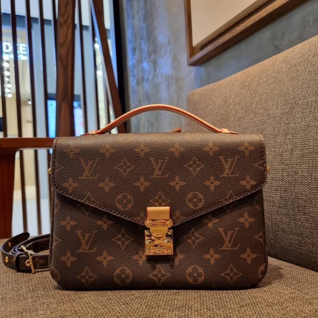 ยกระดับให้ตัวเอง กับไอเท็มสุดเลิศ ที่สาวๆตามหา LV pochette metis กระเป๋าถือ/สะพายทรงสวย คลาสสิค ดีไซน์เรียบง่าย แต่แฝงความหรู วัสดุหนังแคนวาสคุณภาพดี เปิดปิดด้วยตัวบีบล็อค ด้านหลังมีช่องซิปแยก ภายในซับสวยงามมาก ดูแพงที่สุด แบ่งสัดส่วนดูเหมาะ น่าใช้จริงๆ ส