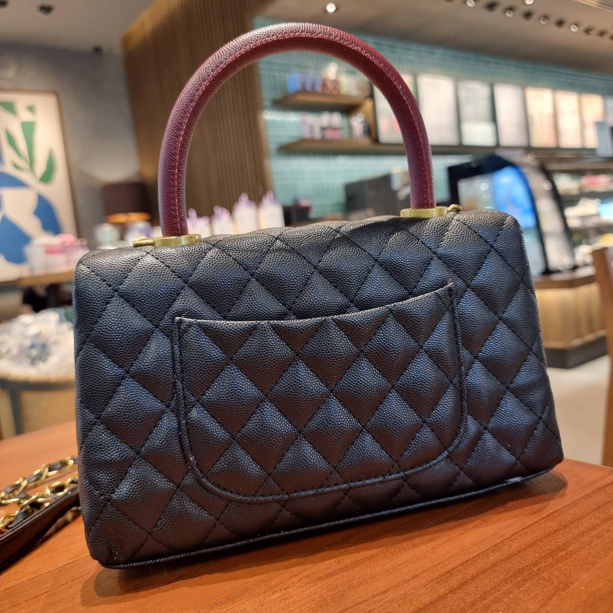 VIP 】รุ่นยอดฮิตตลอดกาล ไซส์กำลังสวย!! จากแบรนด์ Chanel กระเป๋าถือ/สะพาย หนังลายคาเวียร์ โลโก้เด่นชัด เปิด-ปิดกระเป๋าด้วยตัวบิดล็อค อะไหล่สีทองหรู ทรงสวยผู้ดี ภายในกระเป๋ามีช่องโล่งกว้างจุของได้พอสมควร มีช่องซิปแบ่งสัดส่วน ด้านหลังมีช่องเก็บของจุกจิกอีก 1 