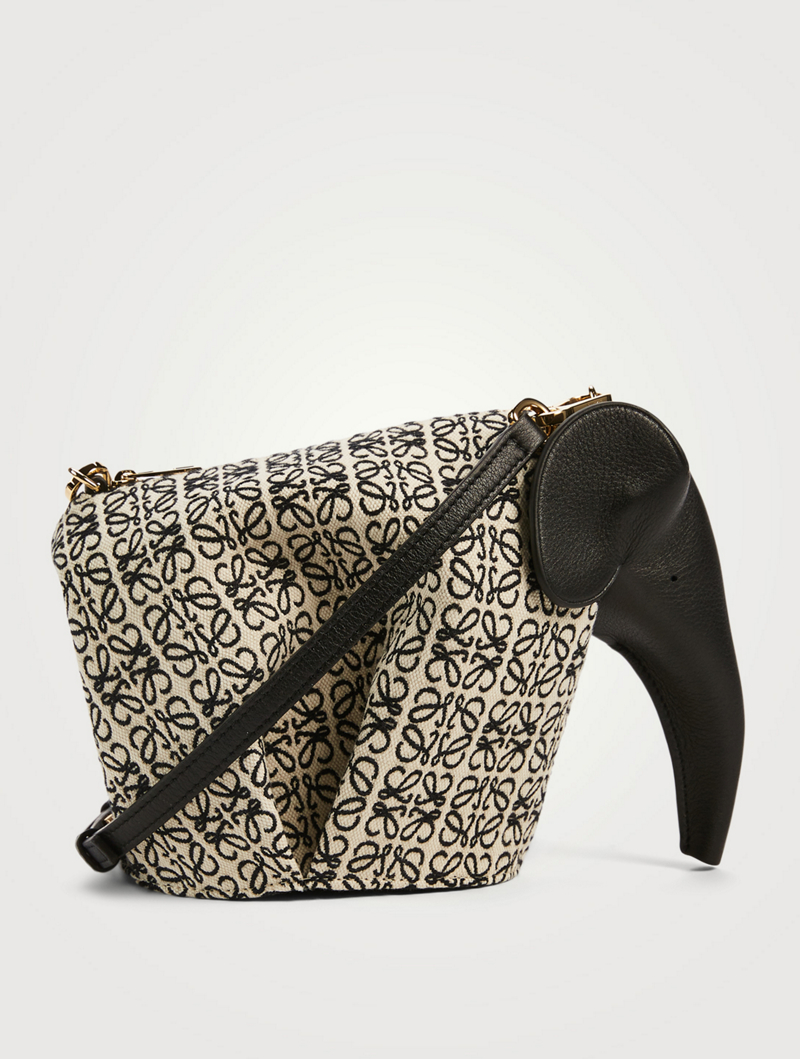 LOEWE Mini Canvas Anagram Jacquard Elephant Bag คอลเลคชั่นใหม่ล่าสุด น้องช้างไซส์มินิน่ารักมากมาย งานแบรนด์หรูจากประเทศสเปน โลเอเว่ (LOEWE) กระเป๋ารูปทรงช้างเป็นเหมือนหนึ่งในซิกเนเจอร์ของแบรนด์ ดีไซน์คงเอกลักษณ์วัสดุ Anagram Canvas Jacquard Fabric ผสมผสาน