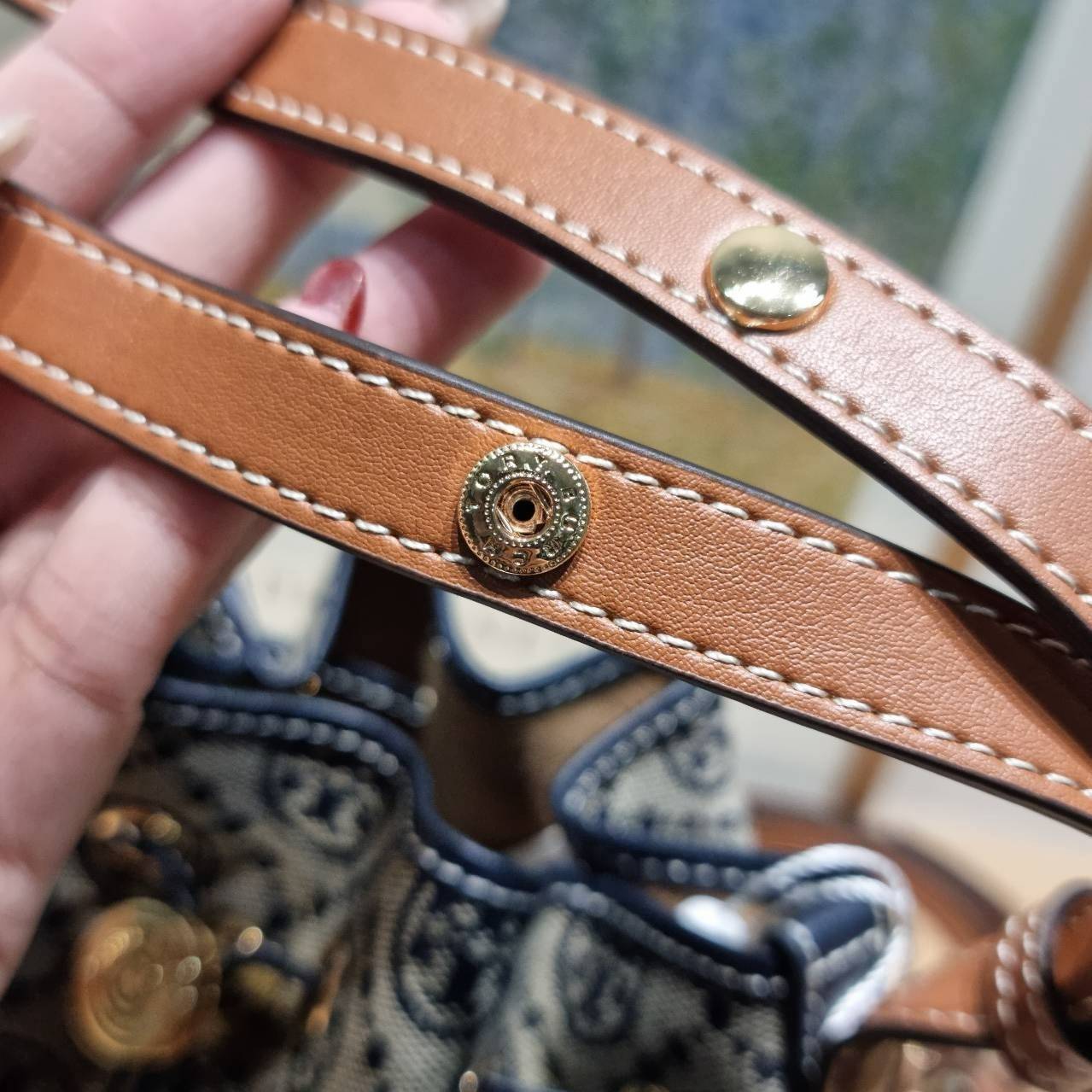 TOP ORI หนังแท้ | เกรดดีสุด TORY BURCH T MONOGRAM BUCKET BAG (ดีไซน์ใหม่) ใหม่ล่าสุดได้สวยก่อนใคร กับกระเป๋าบัคเก็ตยอดฮิต ที่มาในดีไซน์ใหม่ สายคล้องในตัวสามารถปรับได้ รูปทรงและลวดลายสวยชัดคลาสสิค