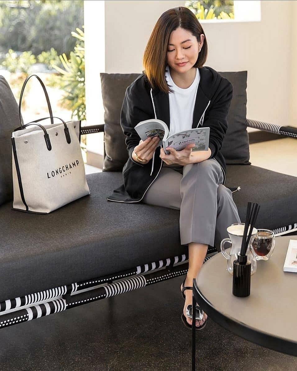 LONGCHAMP ESSENTIAL TOILE SHOULDER BAG L ECRU วัสดุ Cotton Canvas & Grained cowhide คอลเลคชั่นใหม่ ฮิตสุดๆในเหล่าดาราเซเลป ด้วยดีไซน์สวยขนาดกำลังดีเนื้อหนาอยู่ทรง น้ำหนักเบา