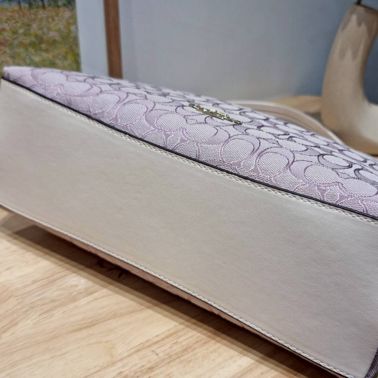 ORI หนังแท้ | Coach Laurel Signature shoulder bag กระเป๋าสะพายทรงโท้ท มาใหม่ในโทนสีน่ารักสุดจะคิวท์ มีให้ทั้งสายคล้องไหล่ และสายสะพายข้าง ใช้แมทช์ได้กับทุกลุคทุกสไตล์ ภายในเป็นช่องโล่ง มีซิปและช่องย่อย จุของได้เยอะกว่าที่เห็นมากๆ