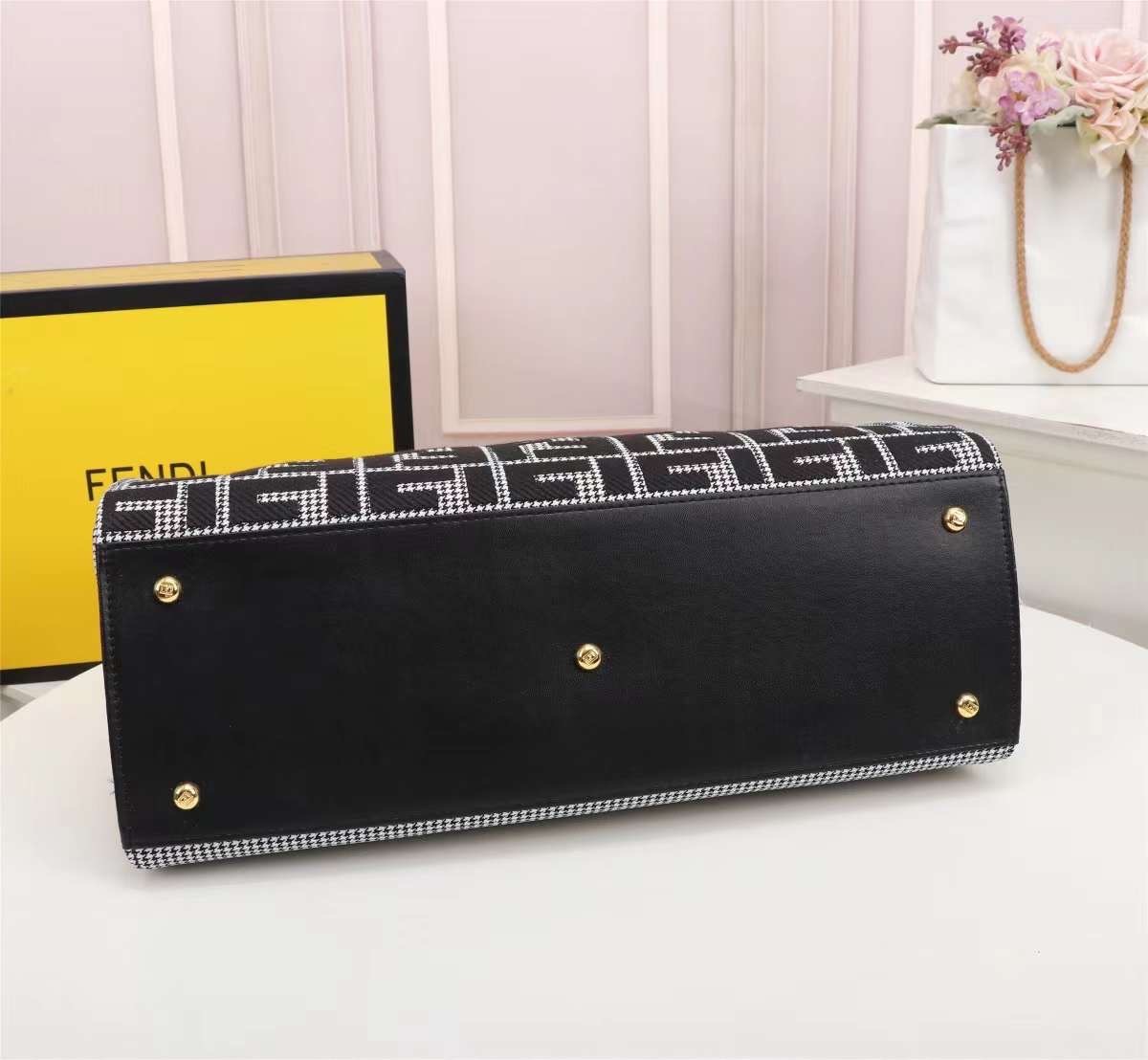 FENDI PEEKABOO X-TOTE BAG 40cm เกรดเทพออริจินอล FENDI MONOGRAM SHOPPING BAG สวยมงลงมากค่ะ กระเป๋าสะพายข้างได้ ถือได้ ใบใหญ่ลายโมโนแกรม FF สวยมากทรงนี้ใช้เป็น everyday bag ได้ จุใจใส่ของได้เยอะ ตัวกระเป๋าผลิตจากผ้าทออย่างดี อยู่ทรงสวย ภายในโล่ง สวยหรู ดูดี