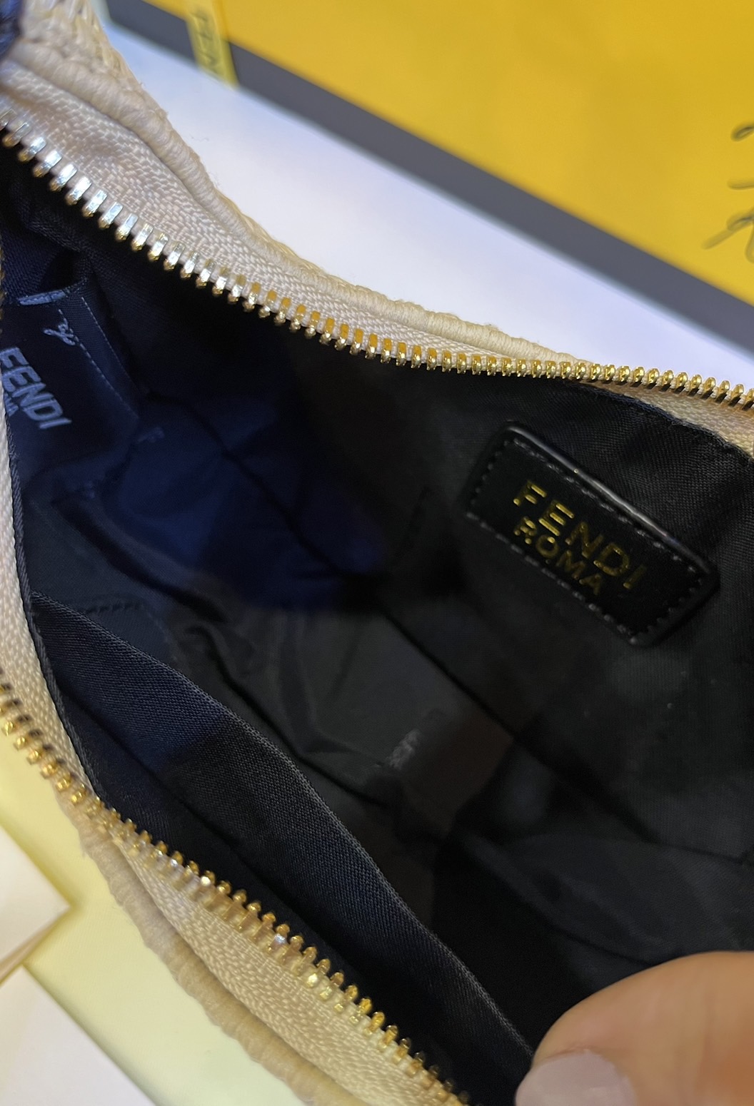 FENDI Nano Fendigraphy Natural raffia charm / Fendi hobo bag 20cm พร้อมส่ง กระเป๋าสะพายไหล่เฟนดิ Natural straw รุ่นใหม่ สวยหรู **สินค้าเกรดออริจินอล 1:1 สลับแท้