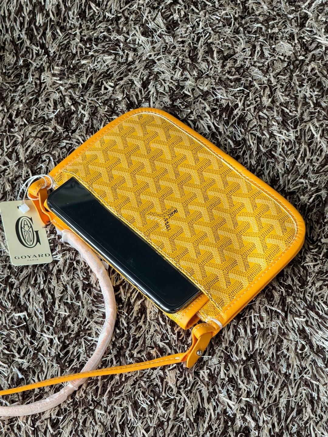 Goyard Plumet Rocket Wallet กระเป๋าสะพายใบเล็กกะทัดรัด ดีไซน์กระเป๋าสตางค์ มีช่องเพียงพอสำหรับใส่ธนบัตร เงินสด เอกสารต่าง ๆ