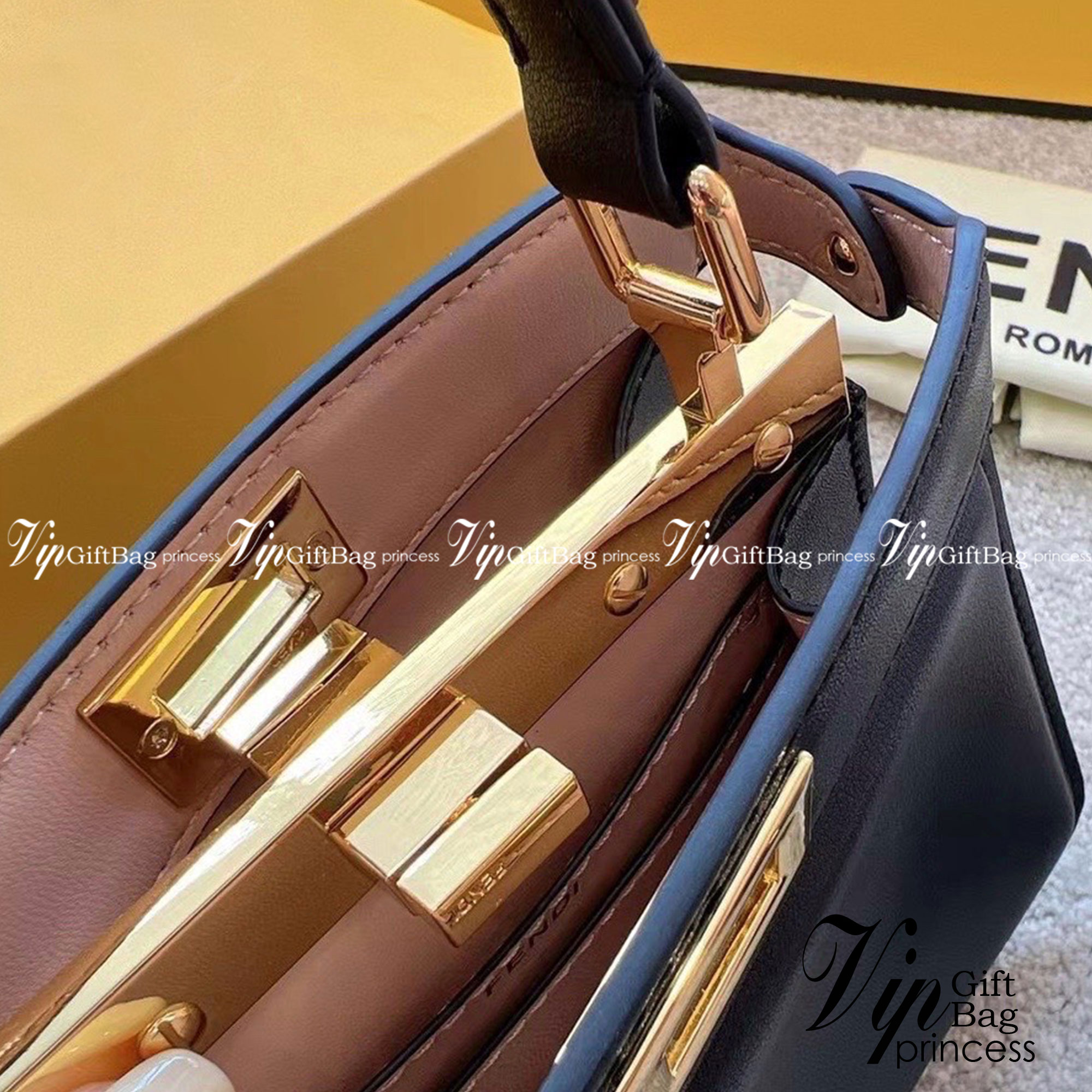 FENDI peekaboo 20cm เกระเป๋าสะพายเฟนดิ คลาสสิกตามแบบฉบับแบรนด์ สวยไฮโซมากแม่ สุดฮิตรุ่น Peekaboo ขนาดกำลังดีหนังเรียบสีพื้นมาใหม่ สวยหรูดูไฮโซ มาพร้อมสายสะพายยาวถอดออกถือได้ วัสดุคุณภาพอย่างดี ขนาดกะทัดรัดและดีไซน์ที่เรียบหรู