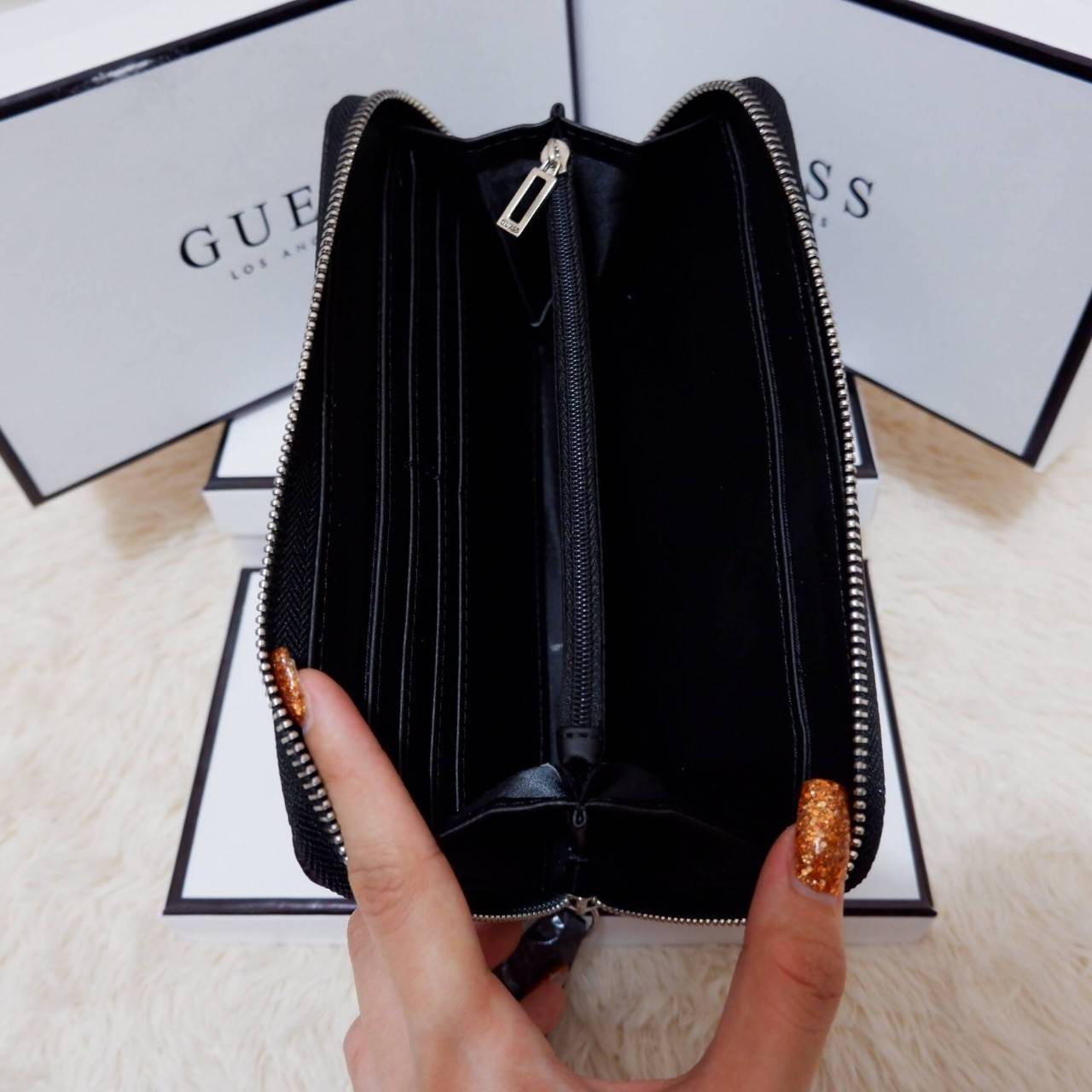 GUESS FACTORY WOMEN'S WALLET กระเป๋าสตางค์ใบยาว ดีไซน์สวย วัสดุหนังนิ่ม ประดับโลโก้แบรนด์สวย เปิดปิดด้วยซิปบน ภายในมีทั้ง ช่องใส่ธนบัตร แบงก์พัน และช่องใส่บัตรหลายช่องแยกเป็นสัดส่วน ภาพถ่ายจากสินค้าจริงสวยน่าใช้ค่ะ สาวๆที่กำลังหากระเป๋าสตางค์แบรนด์ดั