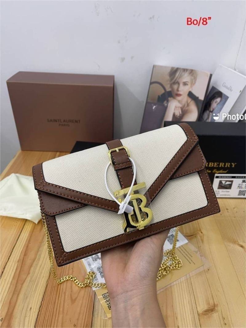 BURBERRY Mini Two-tone Canvas and Leather TB Bag / BURBERRY FRAGRANCES CROSSBODY WITH CHAIN วัสดุ Canvas & Leather ทรงเหลี่ยมสวยหรูอยู่ทรงมีโลโก้แบรนด์ด้านหน้า พร้อมสายสะพายโซ่อะไหล่ทอง