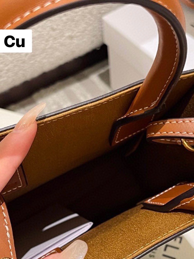 CELINE Vertical Cabas bag in Triomphe canvas ใหม่พร้อมเสิร์ฟ กับกระเป๋าสะพายทรงโท้ท ไซส์มินิ ขนาดกำลังสวยพอดี สะดวกพกพา โดดเด่นด้วยโลโก้เพิ่มดีเทลความแพงไปอีก