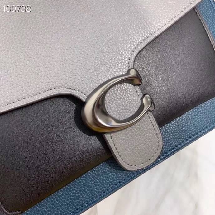 OUTLET 】COACH Tabby Shoulder Bag พร้อมส่งที่ไทย A modern take on an archival 1970s Coach design, our structured Tabby shoulder bag is crafted in polished pebble leather. Finished with our Signature hardware for an iconic touch, the versatile silhouette fe