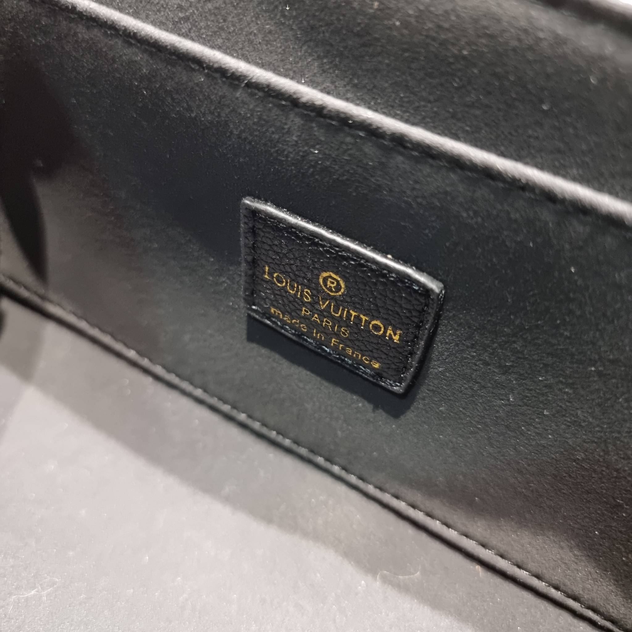 LV Favorite Bicolor Monogram Empreinte Leather - Handbags / LV FAVORITE BAG กระเป๋าสะพายคอลใหม่ล่าสุด สวยหรู ดูแพง ดีไซน์รูปทรงออกมาให้ใช้งานได้ง่าย