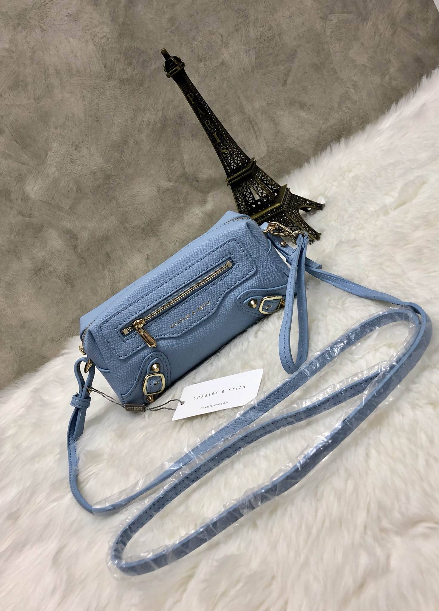 New in!!! Best Seller CHARLES & KEITH MINI BAG พร้อมส่งอีกรอบรุ่นขายดี พร้อมสีใหม่หายากค่ะ!!! กระเป๋าสะพายข้างหรือครอสบอร์ดี้ร์ได้ค่ะ รูปทรงสวย หนังนิ่ม ด้านหน้าสกรีนโลโก้แบรนด์ มีช่องซิปเล้กสำหรับใส่ของจุกจิกค่ะ พร้อมแต่งดีเทลอะไหล่ทองแบบแบรนด์ดังเพิ่มคว