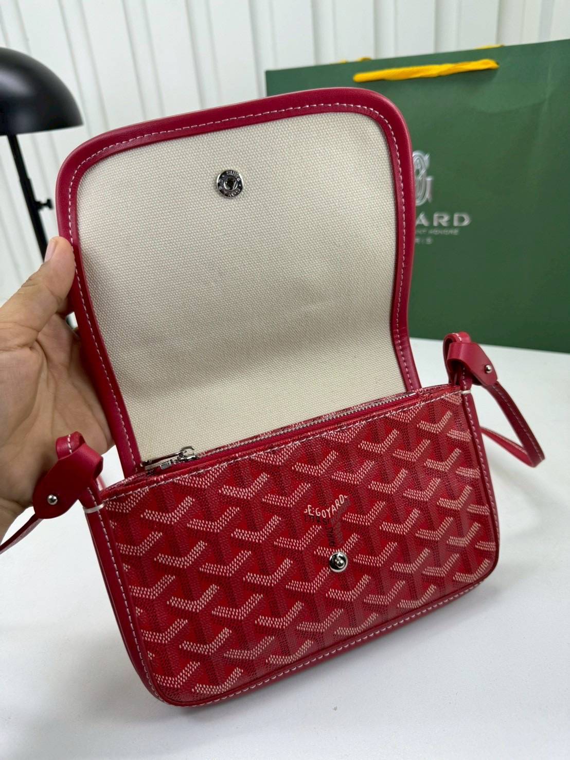 10 สี ORI หนังแท้ | GOYARD Plumet pouch-wallet กระเป๋าสะพายใบเล็กกะทัดรัด ดีไซน์กระเป๋าสตางค์ Plumet ดีไซน์มาพร้อมช่องใส่เหรียญ ธนบัตร และบัตรต่างๆ สามารถสะพายไหล่เป็นกระเป๋าสะพายข้างได้เหมือนกระเป๋าใบเล็ก