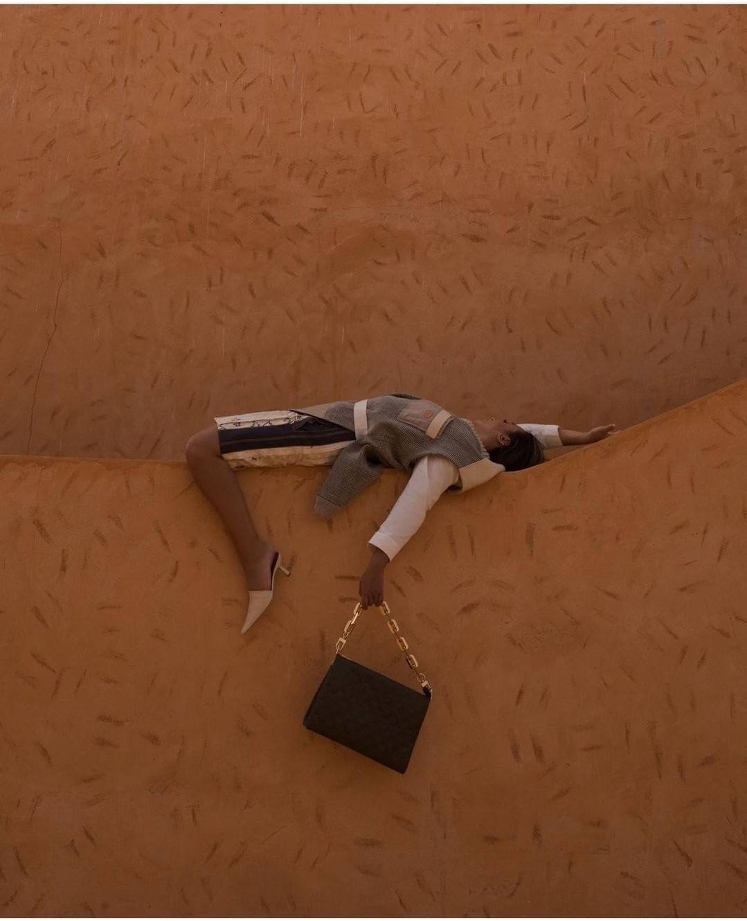 LV HANDLE POUCH MONOGRAM กระเป๋าสะพายกึ่งคลัชท์ สุดล้ำ ใหม่ล่าสุดมาแรงมาก ด้วยความสวยปังตั้งแต่แรกเห็น วัสดุหนังแกะปั๊มลายสวยคม มาพร้อมสาย 2 เส้น เลิศๆ มีสายโซ่ที่มีดีเทลละเอียดไม่ซ้ำ และสายสปอร์ตครอสบอดี้ ที่จะคล้องไว้ทั้งสองเส้นก็ดีงาม หรือสลับใช้ตามลุค