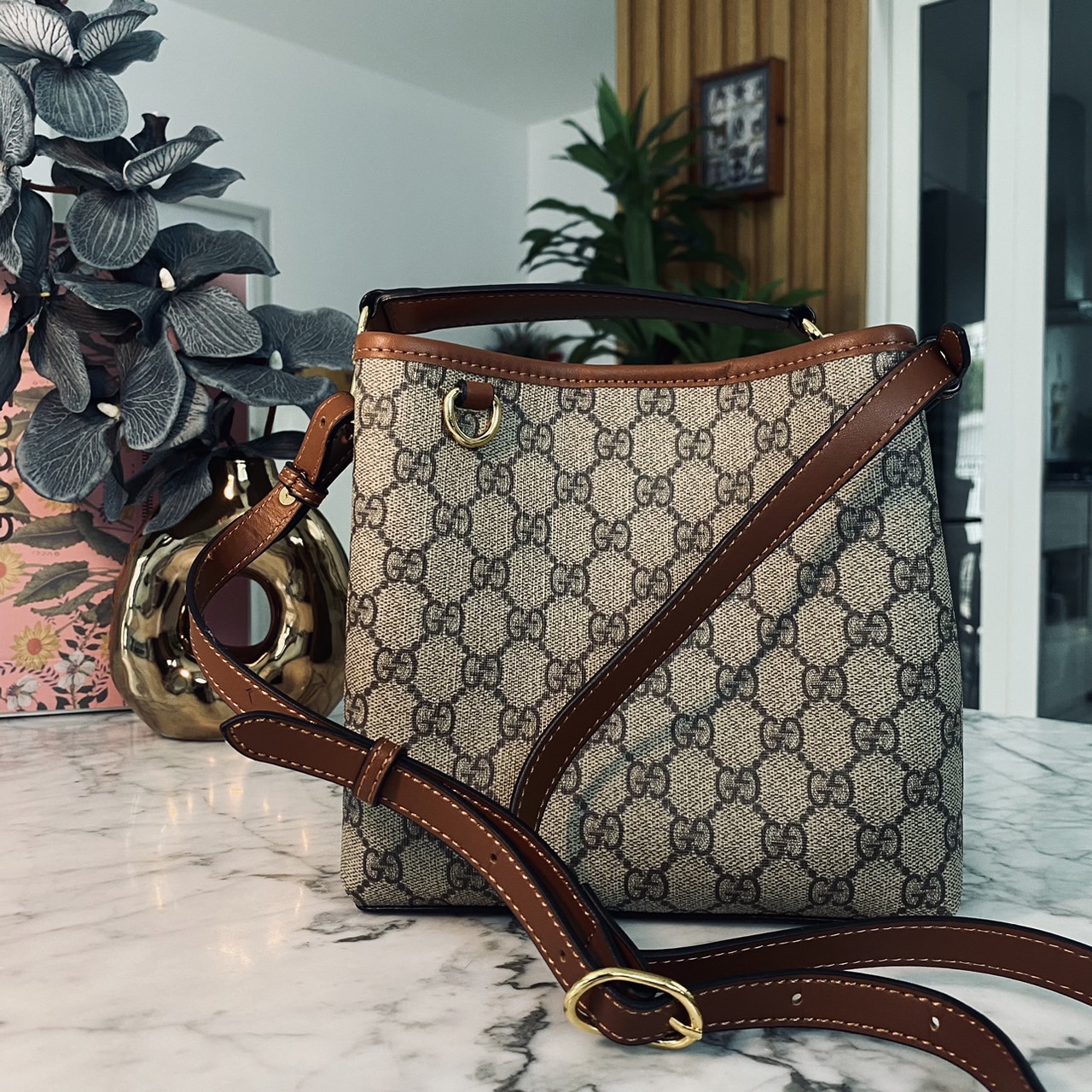 GUCCI GG Emblem mini bucket bag กระเป๋าทรงบัคเก็ตวินเทจรูปทรงใหม่ งานแบรนด์หรู รุ่นนี้ทำออกมาตอบโจทย์ความฮิตมีห่วงอยู่ด้านหน้า สำหรับห้อยตุ๊กตา พวงกุญแจ หรือจะผูกโบว์สวยๆก็เลิศ ดีไซส์สวยใช้งานง่าย ภายในโล่งกว้าง จุของได้เยอะ ถือหรือสะพายก็สวย Must Have!! 