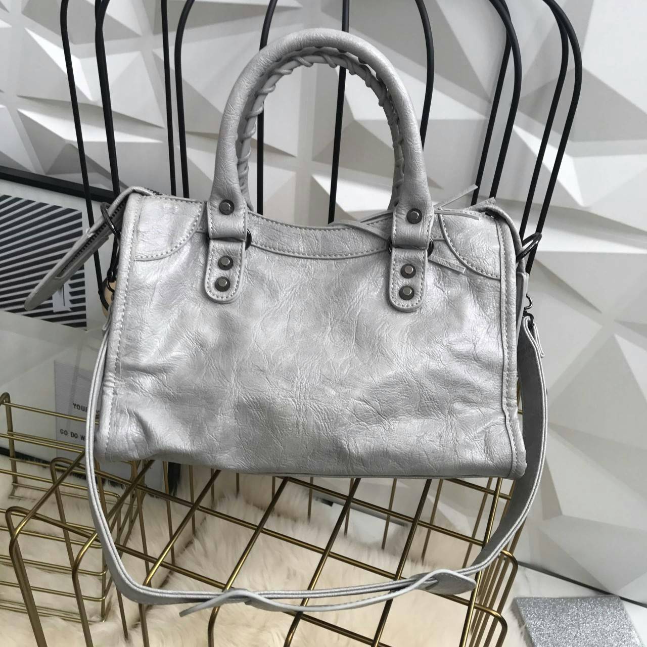 Massimo Dutti Classy Crossbody Bag กระเป๋าทรงสุด ฮิตจาก Massimo Dutti ขนาด mini จะถือ, สะพายสะพายไหล่ หรือสะพาย crossbody ได้หมดค่ะ หนังเงาสวยนิ่มมือรับประกันเลย ภายในแบ่งช่องเป็นสัดส่วน น้ำหนักเบา จุของได้คุ้ม มาพร้อมกับสายยาวให้ ใบนี้ใช้ได้ ทุกโอกาสจริง