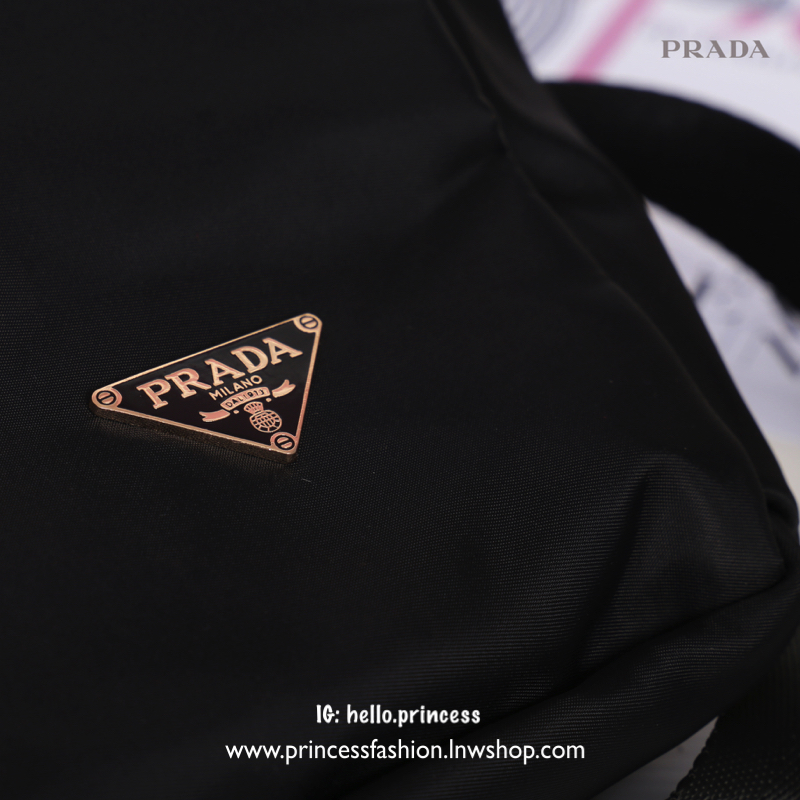 PRADA TESSUTO NYLON TRAVEL BAG สินค้า Premium gift จากเค้าเตอร์แบรนด์ต่างประเทศ รุ่น Limited edition แท้💯 กระเป๋าเดินทาง/ ฟิตเนส ดีไซน์เกร์ๆ สวยๆ ตามแบบฉบับแบรนด์ วัสดุผ้าไนล่อน เนื้อหนา คุณภาพดี อะไหล่ทองสวยหรู ดูแพง รุ่นนี้ถือหรือ สะพายไหล่ จะได