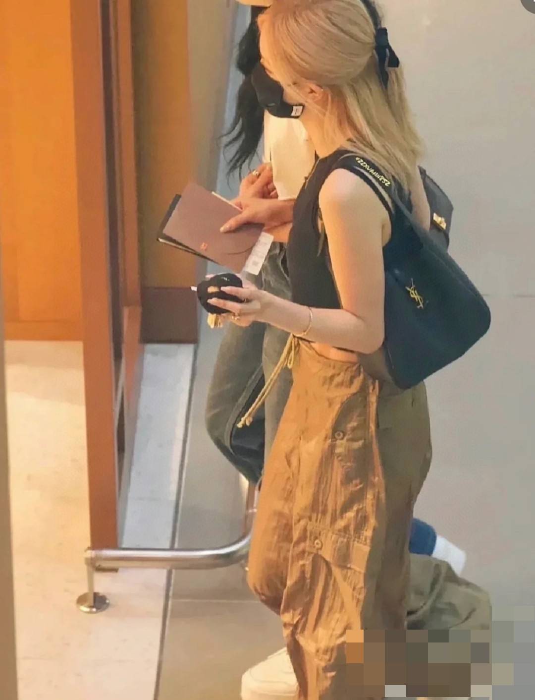 YSL LE 5 À 7 SOFT SMALL IN SMOOTH LEATHER รุ่นยอดฮิต ที่ใครๆก็ต้องมีครอบครอง กับกระเป๋าสะพายทรงโฮโบ ดีไซน์สุดคลาสสิค