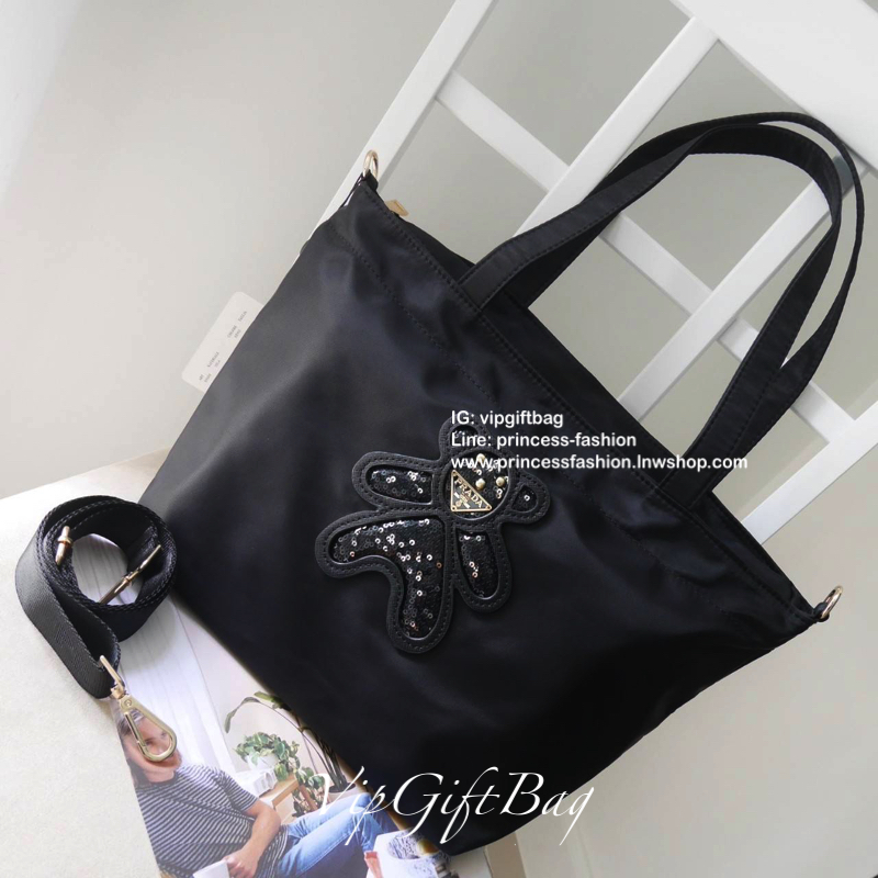 เอาใจคนชอบกระเป๋าไซส์กลาง *มาพร้อมสายยาว สำหรับกระเป๋าอเนกประสงค์ ทรง TOTE จากแบรนด์ PRADA เป็น กระเป๋าผ้าไนล่อน ตามแบบฉบับของแบรนด์เลย ใบนี้มีสายยาวให้ค่ะ เลิศมาก สะพายเป็น shoulder bag หรือ ถือได้คะ ด้านหน้าเป็นลายหมี ปั๊กกลิ้ตเตอร์ + logo brand ใช้แล้ว