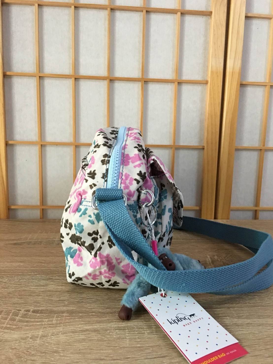 Kipling nylon shoulder bag K15313 กระเป๋าสะพายข้าง วัสดุ nylon บุด้วยนวมที่ฐานกระเป๋า เพิ่มความนุ่มค่ะ ขนาดกำลังน่ารักสะพายคล่องตัว ด้านหน้ามี ช่องใส่ของ 1 ช่อง ช่องหลักเปิดปิดด้วยซิป ภายในโล่งจุได้เยอะ ใส่กระเป๋าสตางค์ใบยาวได้ มีช่องซิปเล็กและสายห้อยกุญแ