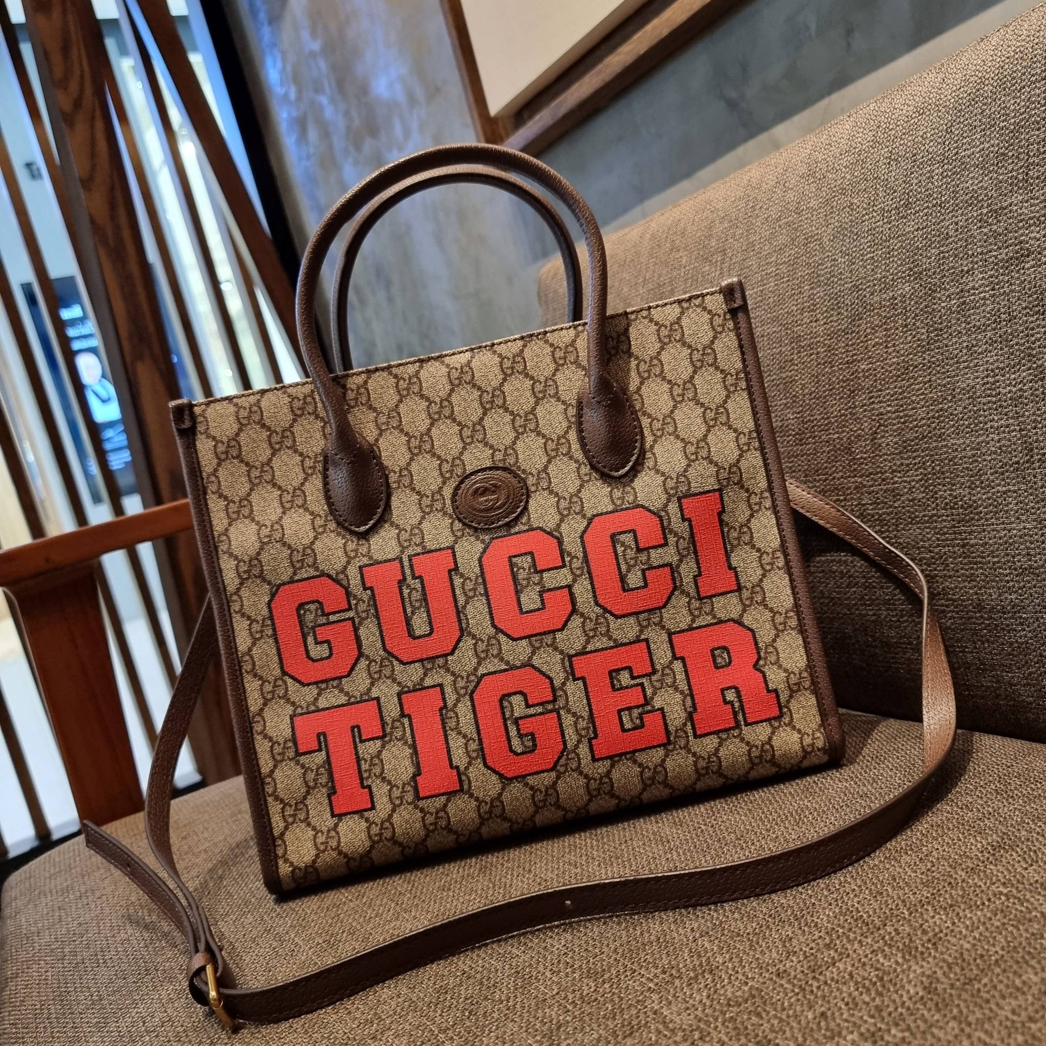 GUCCI Tiger GG small tote ใบใหญ่ ร้อนแรงไฟลุก!! ต้อนรับปีเสืออย่างเป็นทางการ จัดให้แบบเลิศๆ กับกระเป๋าทรงโท้ท วีไอพีพรีเมี่ยมกิ๊ฟ ไซส์ใหญ่ โดดเด่นด้วยจัมโบ้ฟอนท์ สวยเอกลักษณ์ วัสดุหนังแคนวาส ภายในโล่งกว้างมาก ใส่ของแบบแน่นๆ จุๆไปได้เลย หมดห่วง!! และยังมีส