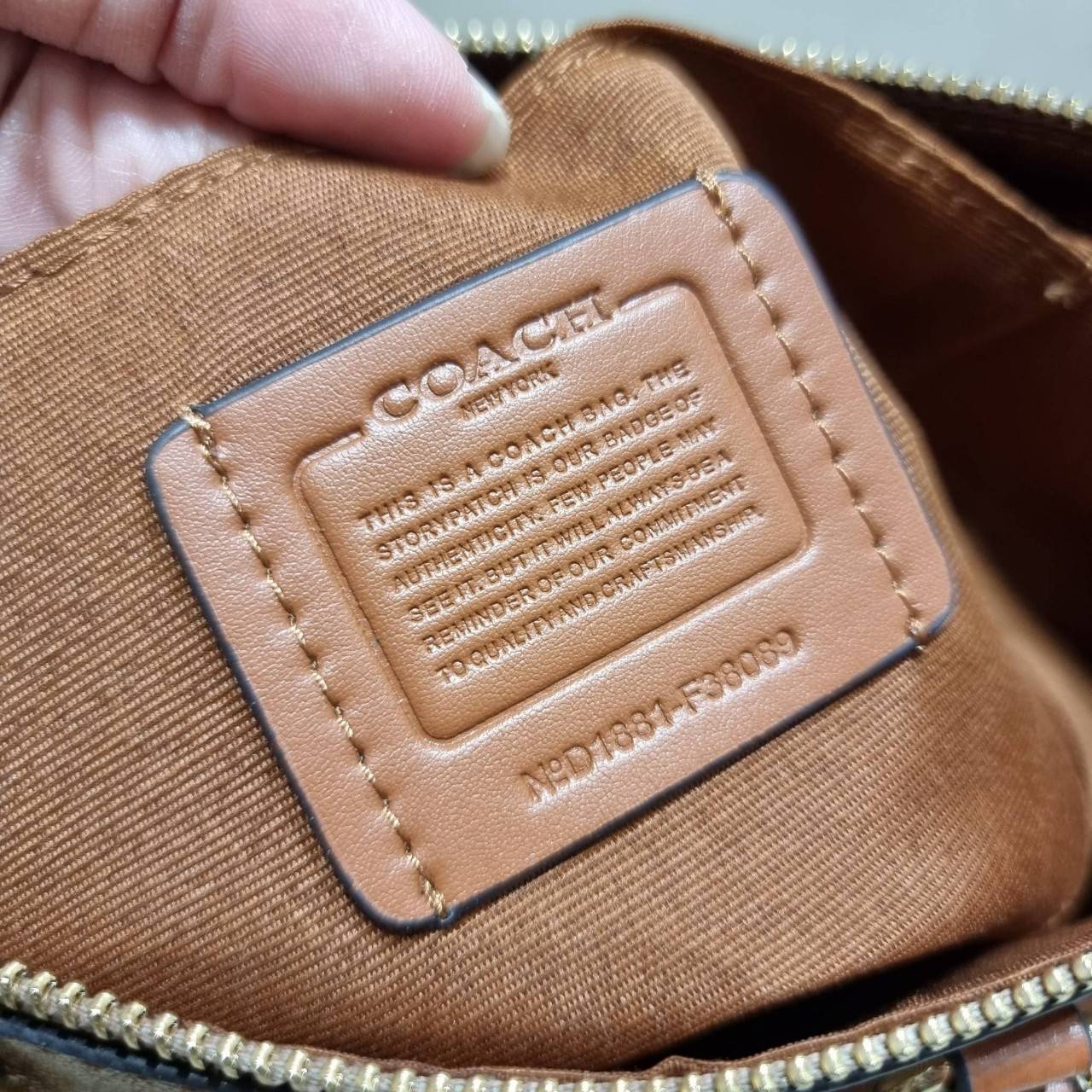 COACH F38089 MINI EMMA SATCHEL IN SIGNATURE CANVAS รุ่นหายาก รุ่นที่สาวๆตามหา จัดมาให้สมกับที่รอคอยกันไปเลยจ้า!! เป็นรุ่นที่ดีไซน์ออกมาให้ใช้งานง่าย สะดวก สวย หรู ดูดี!! กระเป๋าสะพายทรงสวย วัสดุหนังแคนวาสเคลือบลาย มาพร้อมสายสะพายข้างและหูจับในตัว ถอดออกถื