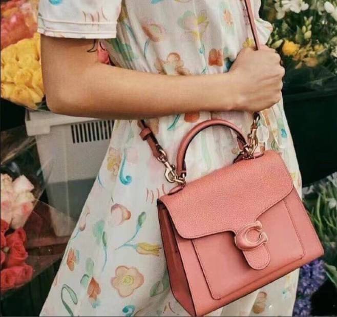 COACH TABBY TOP HANDLE 20 พร้อมส่งที่ไทยค่ะ! กระเป๋าหิ้ว//สะพายข้างได้ หนังแท้อย่างดี กหนึ่งใบทำหนังสองลายได้อย่างสวยงาม พร้อมโลโก้รุ่นใหม่ล่าสุดดูดีมากๆค่ะ เปิดปิดกระเป๋าแบบกดล็อค ภายในมีช่องหลักสองช่อง ใส่มือถือได้ทุกรุ่น;กระเป๋าเงินใบกลางได้;ของจำเป็นจ