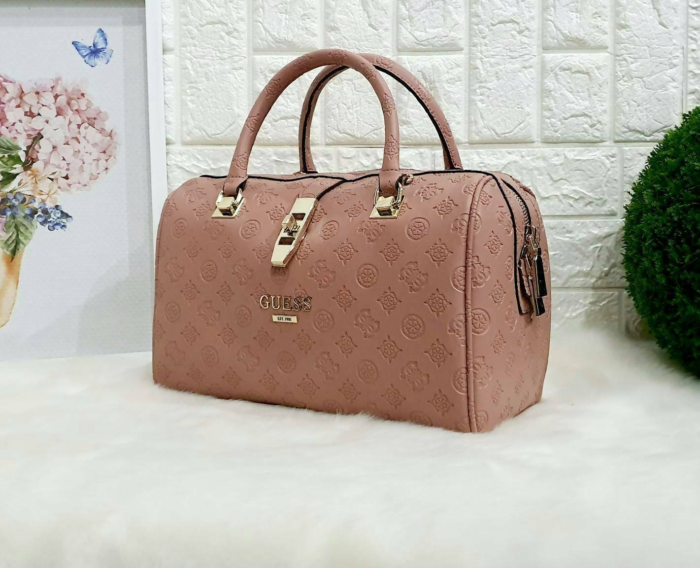Guess Peony Classic Box Satchel คอลเลคชั่นใหม่สวยหรูจาก Guess กระเป๋าสะพายหนังนิ่มปั๊มแบรนด์รอบใบ ขนาดกำลังดี ฐานกระเป๋ามีหมุดรองฐานกันรอย หัวซิปปั๊มแบรนด์ ภายในกว้างจุของได้เยอะ มาพร้อมสายปรับและถอดออกได้ พร้อมส่ง 4 สี สวยทุกสี พลาดไม่ได้กับสาวยุคใหม่เลย