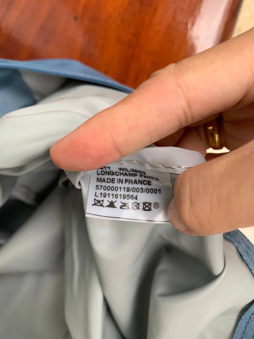 LONGCHAMP LE PLIAGE CLUB TRAVEL BAG กระเป๋าขนาดใหญ่สำหรับการเดินทาง เราเรียกที่นี้ว่า travelling bag รุ่นคลาสสิค มาพร้อมสายสะพายยาวที่ปรับและถอดออกได้ ความพิเศษของรุ่นนี้ที่ครองใจนักเดินทางทั่วโลก คือซิปรอบตรงกลางตัวกระเป๋า สามารถเปิดซิปเพื่อขยายขนาดและพั