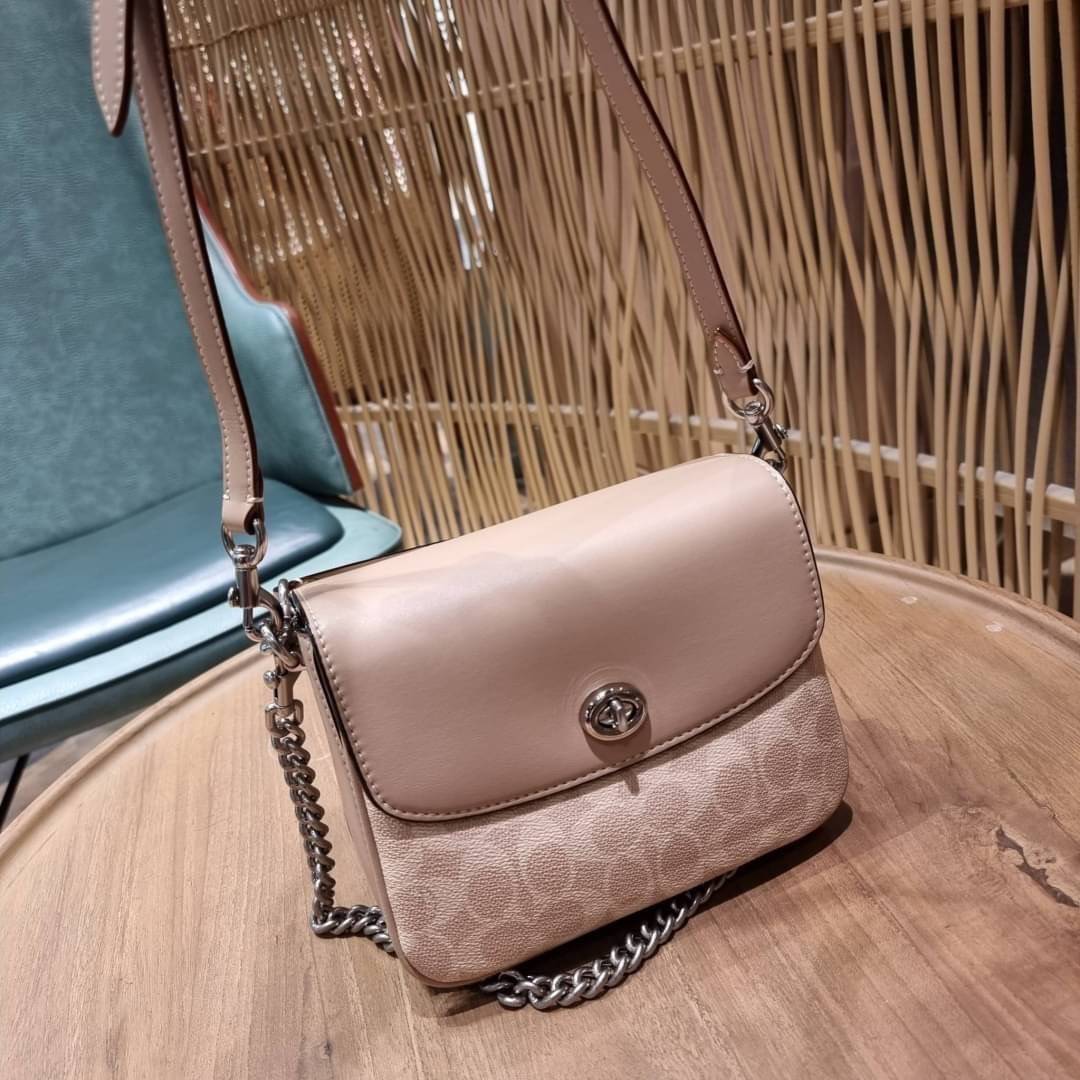 COACH 89089 CASSIE CROSSBODY 19 IN SIGNATURE CANVAS คัมแบ็คแล้วจ้า!! เรียบหรู ดูดี ต้องไอเท็มนี้เลย!! กระเป๋าสะพายข้าง สุดพิเศษ!! มีสายมาให้ถึง 3 แบบ!! สลับใช้แมทช์ตามสไตล์ได้เลย วัสดุหนังแคนวาสสลับหนังแท้ บอกเลยว่าสวยทุกสีนะคอลนี้ เปิด-ปิดด้วยตัวบิดล็อค 