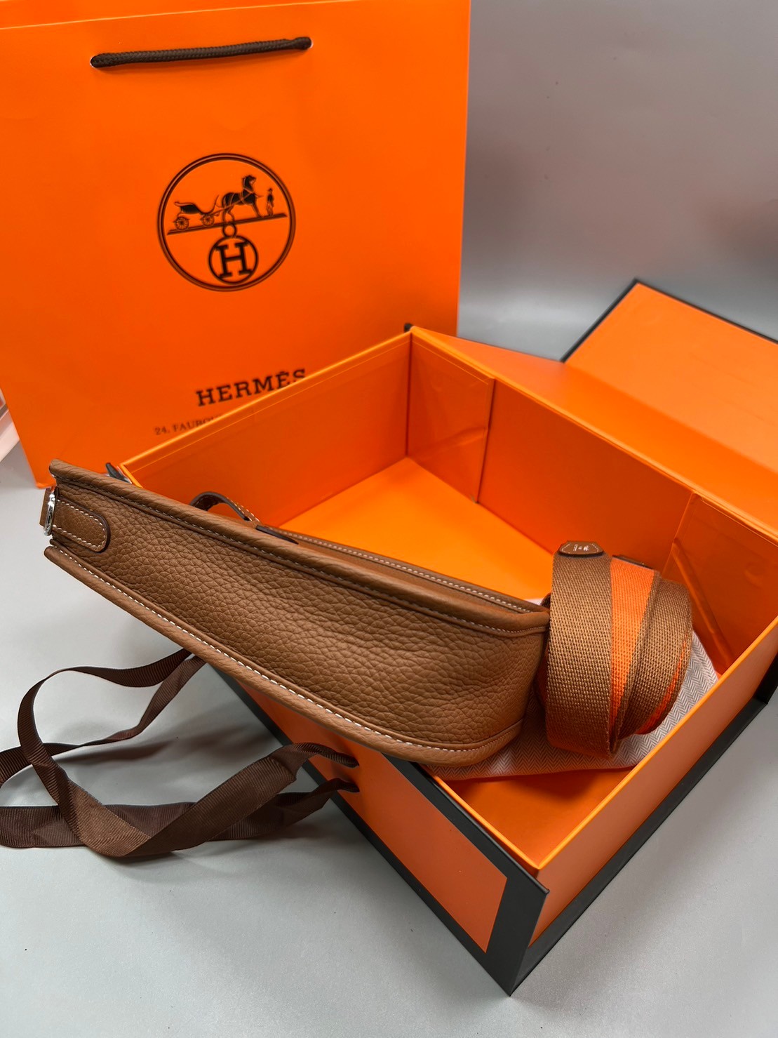 HERMES evelyne mini bag Luxury Bag กระเป๋าสะพายแบรนด์ดัง แบรนด์หรู คลาสสิกตลอดกาล ใช้ได้ทั้งชายหญิง ใบเดียวจบ สวยรวยปัง เกรดท็อปออริจินอล ภาพสินค้าถ่ายจากงานขายจริง ใช้งานต่างประเทศได้