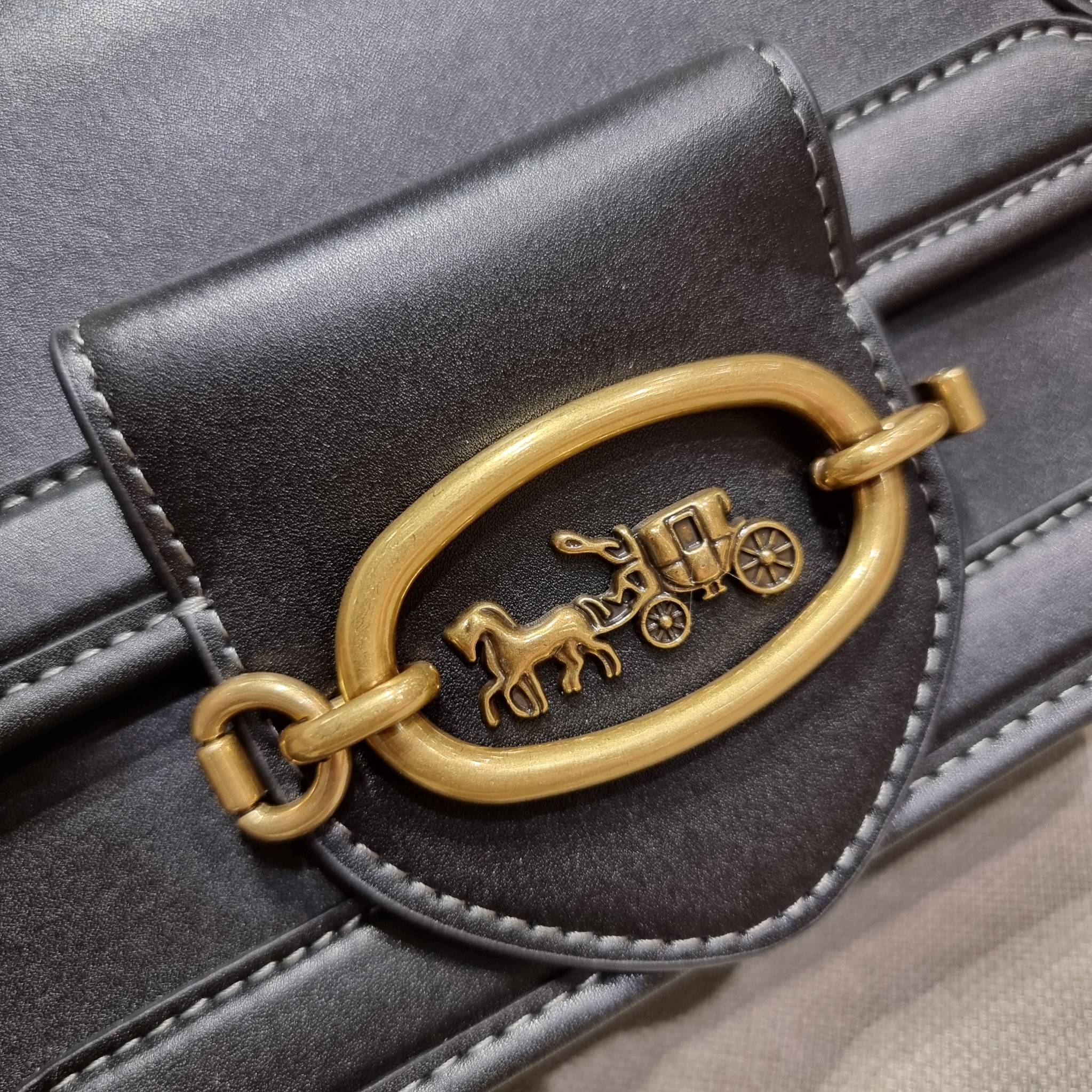 COACH C8449 HERO SHOULDER BAG / COACH C8450 HERO SHOULDER BAG IN SIGNATURE CANVAS ดีไซน์ใหม่ล่าสุด ที่มาพร้อมความหรูยกระดับ กระเป๋าถือ/สะพายข้าง ออกแบบทรงสวย คลาสสิค ขนาดกำลังพอดี ไม่ว่าจะถือ หรือสะพายสายครอส ก็ดูดีแบบไม่ต้องแต่งเติม วัสดุหนังแท้เต็มใบ ฝา