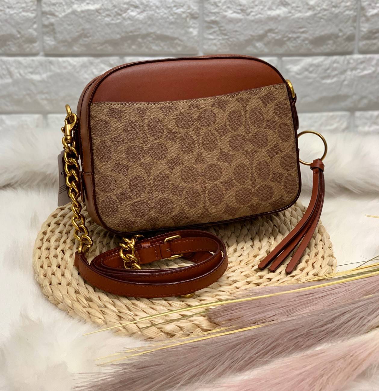 COACH SIGNATURE CROSSBODY BOX BAG ((F31208)) 🔺สินค้าขายดี กระเป๋าสะพายวัสดุหนังแท้ จาก coach factory outlet หนังนิ่ม ทรงสวย ตัวกระเป๋าลายแบรนด์ ตัดขอบหนังเรียบได้สวยงามค่ะ ด้านหน้า-หลัง มีช่องสำหรับใส่ของ เปิดปิดกระเป๋าแบบซิป ที่จับเป็นพวงหนังอะไห