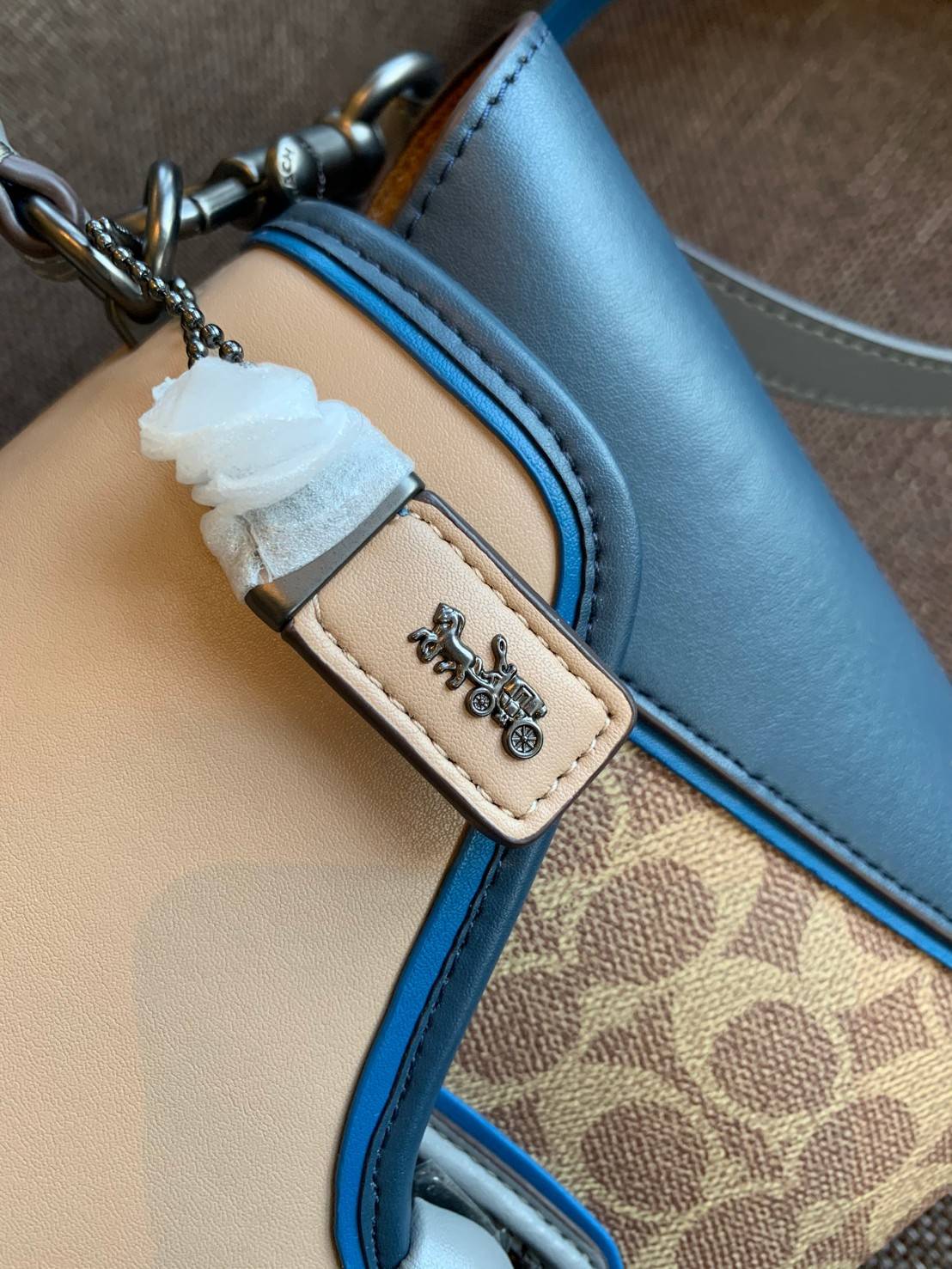 COACH COURIER CARRYALL 23 IN COLORBLOCK SIGNATURE CANVAS พร้อมส่ง 7 แบบ พร้อมส่ง ลุคดูไฮสุดๆค่ะ! กระเป๋าสะพายหนังหรูหราและคลาสสิค หนังแท้ชั้นดีที่สุด น้ำหนักเบา หนังสวยมากก สัมผัสแล้วหลงรักแน่นอนจ้าา😘