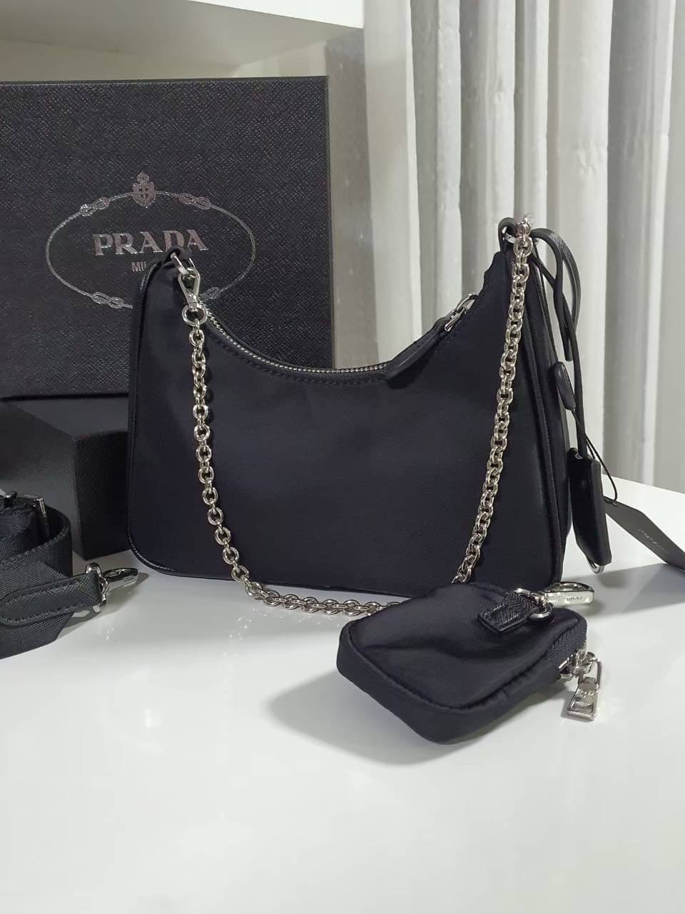 BEST SELLER!! **กำลังมาแรงมากค่ะ กับแบรนด์ PRADA ใบเดียวคุ้มมากค่ะ อุปกรณ์ ครบชุด **ซื้อ1ได้ถึง3ไอเท็ม ทั้งสายยาว และกระเป๋าใส่เหรียญ และป้ายแท็คหนัง อย่างดี **อะไหล่ปั้มแบรนด์แท้ทุกจุด วัสดุทำจากผ้า Nylon อย่างดี กันน้ำได้ อยู่ทรงสวย สามารถใส่กระเป๋าตังค