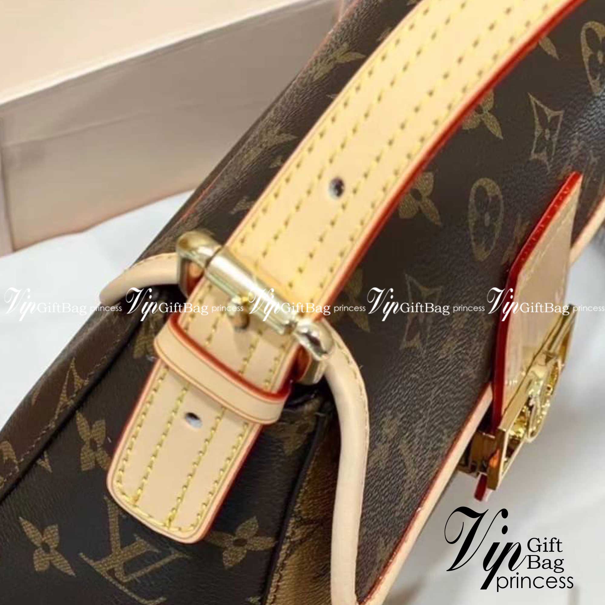 LV shoulder monogram bag กระเป๋าสะพายรูปลักษณ์ทรงกะทัดรัดและใช้งานได้สะดวก หนัแคนวาสอย่างดี ลาย Monogram เอกลักษณ์แบรนด์ อะไหล่สีทองสวยงาม