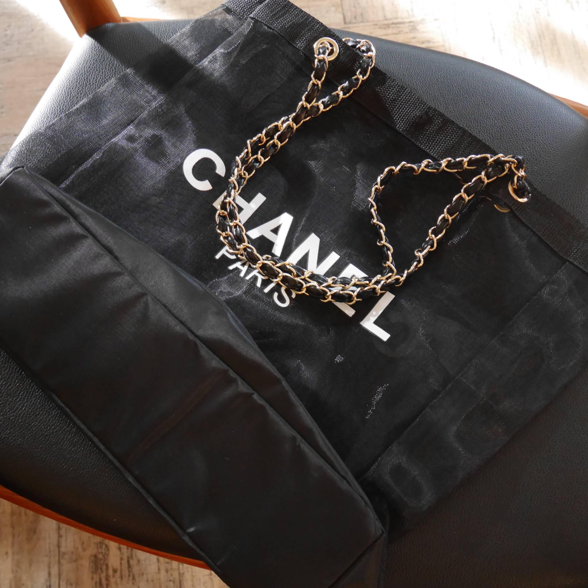 พร้อมส่งความสวยหรู 👠👠 Chanel Shopping Bag With Chain กระเป๋าสะพายใบใหญ่ทรง Shopping Bag Limited Edition พรีเมี่ยมกิ้ฟของแท้นำเข้าจาก Chanel Perfume Counter ของแท้100% (ไม่ใช่งานเลียนแบบ) ใบใหญ่วัสดุ Nylon โปร่ง ♡ ปั้ม CHANEL แบรนด์ส
