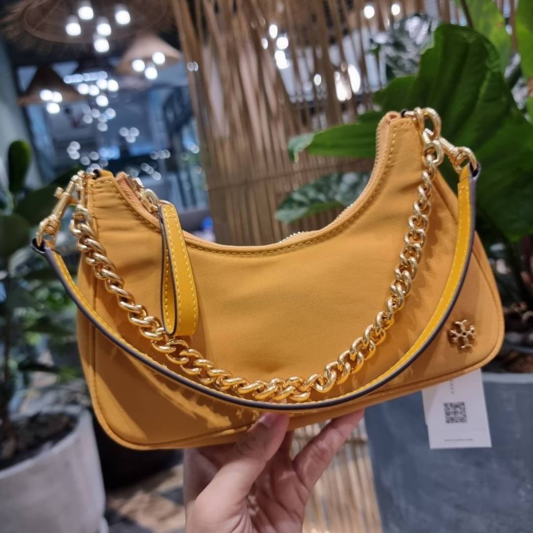 TORY BURCH MERCER NYLON SMALL SHOULDER BAG ใหม่ก่อนใคร!! กับคอลหวานๆ สดใสๆ กระเป๋าสะพายทรงโฮโบ ขนาดกะทัดรัด ฟังก์ชั่นการใช้งานจัดแบบเต็มที่ ด้วยสายสะพายถึง 3 เส้น สายโซ่คล้องแขน สายหนังแบบสั้นคล้องไหล่ และสายสปอร์ตเส้นใหญ่ ดูดี!! คุ่มแค่ไหนคิดดู!! วัสดุผ้