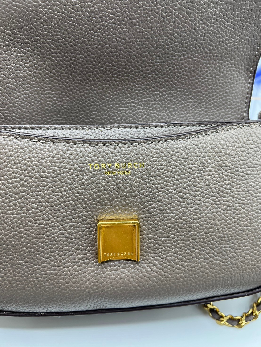 Tory Burch Britten Convertible Crossbody Bag กระเป๋าสะพายดีไซน์เรียบหรู เกรดออริ สลับแท้ 1:1 ใช้งานต่างประเทศได้
