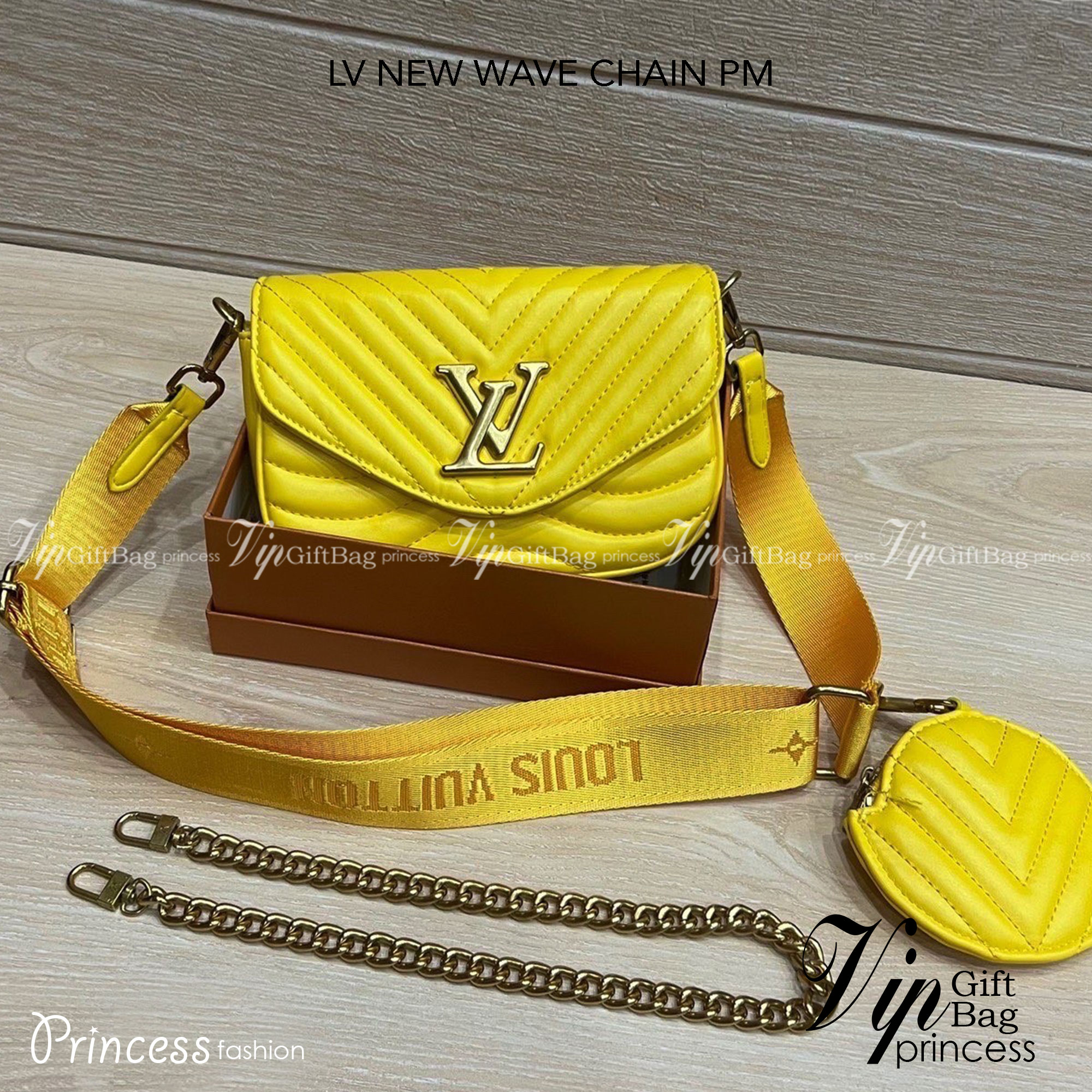 LV NEW WAVE CHAIN PM / New Wave Pochette Multi Bag กระเป๋าสะพายมัลติฟังก์ชั่น Set 2 ใบสวยคุ้มค่าน่าใช้ มาพร้อม box set ดีงาม ลูกเล่นคลาสสิคผสานความวินเทจ มีสายสะพายให้ 2 เส้น และกระเป๋าใบลูก เล็กน่ารัก ภายในเป็นช่องโล่ง แบ่งสัดส่วนมีช่องย่อย ใบนี้ปรับใช้ไ