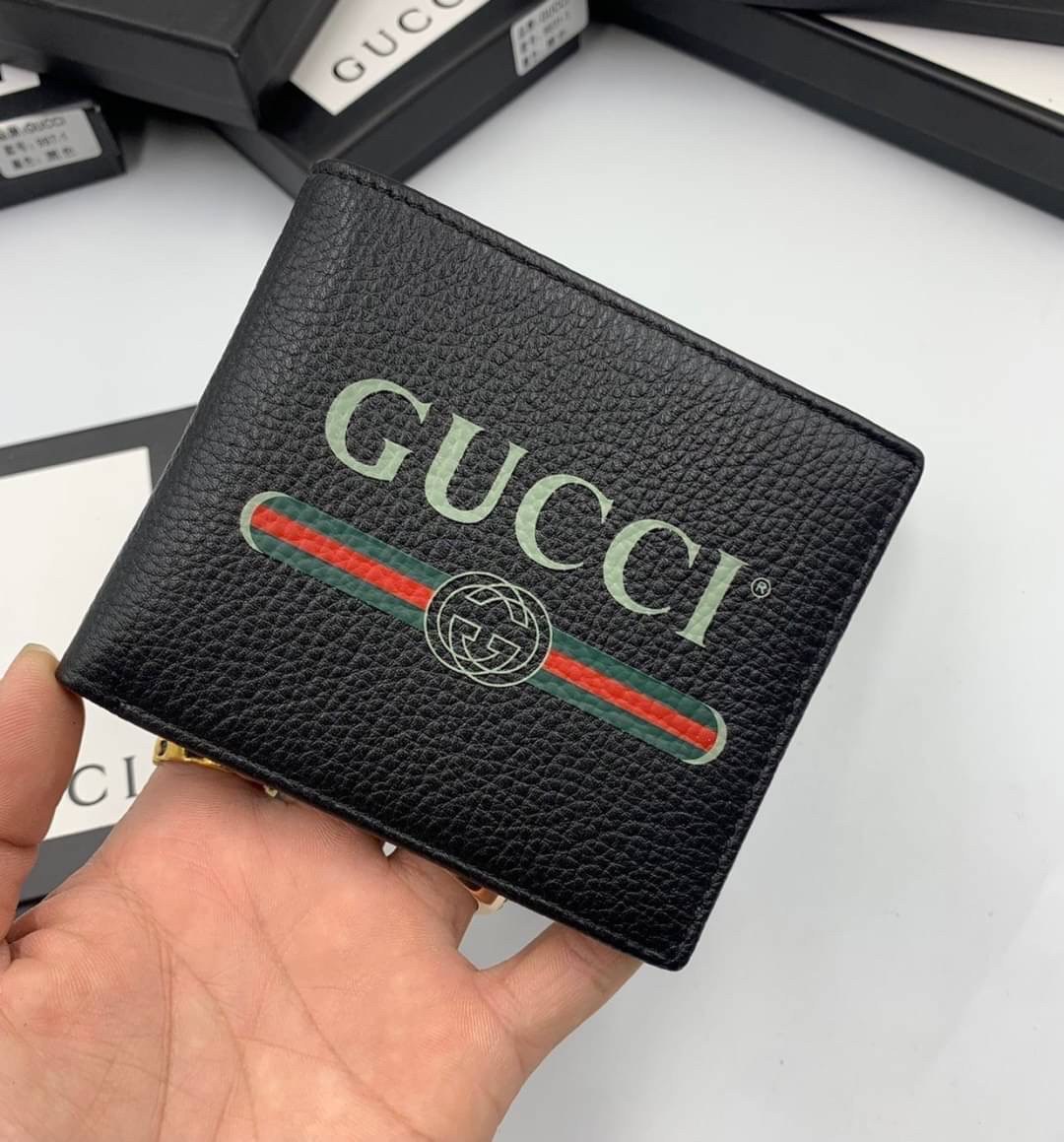 หนังแท้ GUCCI Men Short Wallet รุ่นใหม่ล่าสุด!! หนังสวยเริด ดีงามมากค่าาา กระเป๋าสตางค์ใบสั้น ดีไซน์ใหม่ สวยดูหรู ถือใช้กำลังเหมาะมือ ใส่บัตรได้เยอะ ใส่ธนบัตรได้ทุกชนิด มาครบ set พร้อมส่ง!! เป็นไอเท็มที่หนุ่มๆต้องมีจริงๆจ้า 😎😎