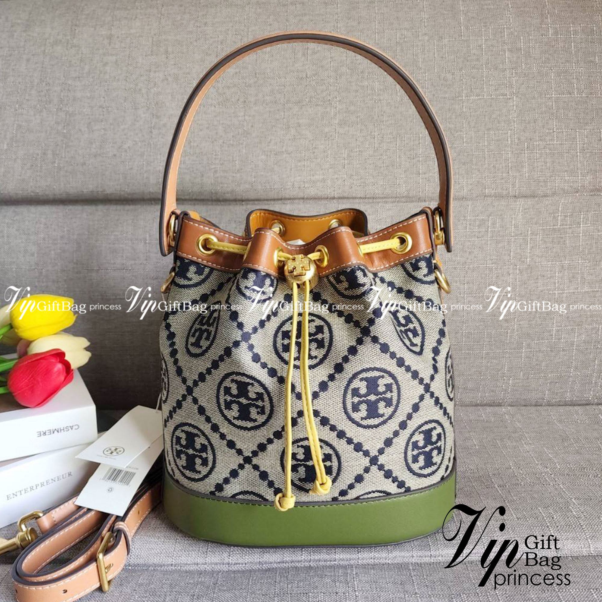 Tory Burch T Monogram Colorblock Bucket Bag กระเป๋าสะพาย ทรงบัคเกต รุ่นฮอต สไตล์ไหนเข้าได้ทุกลุค วัสดุ jacquard ตัดขอบหนังแท้ ภายในเป็นช่องโล่งกว้าง ใส่ของได้เยอะหยิบจับสะดวก มาพร้อมสายสะพายข้างหนังแท้ ถอดและปรับระดับได้สะพายชิวได้ทุกโอกาส