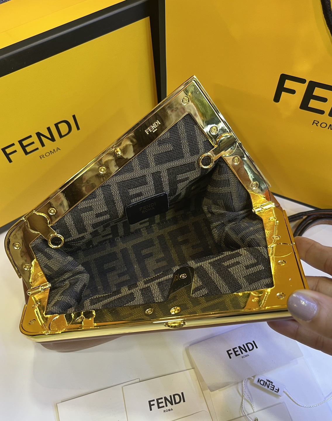 พร้อมส่ง 6 สี FENDI First Midi bag กระเป๋าทรงคลัชมาพร้อมสายสะพาย รูปลักษณ์สวยงามทันสมัย 🧡 เกรดออริจินอล 1:1 สลับแท้ ใช้งานต่างประเทศได้