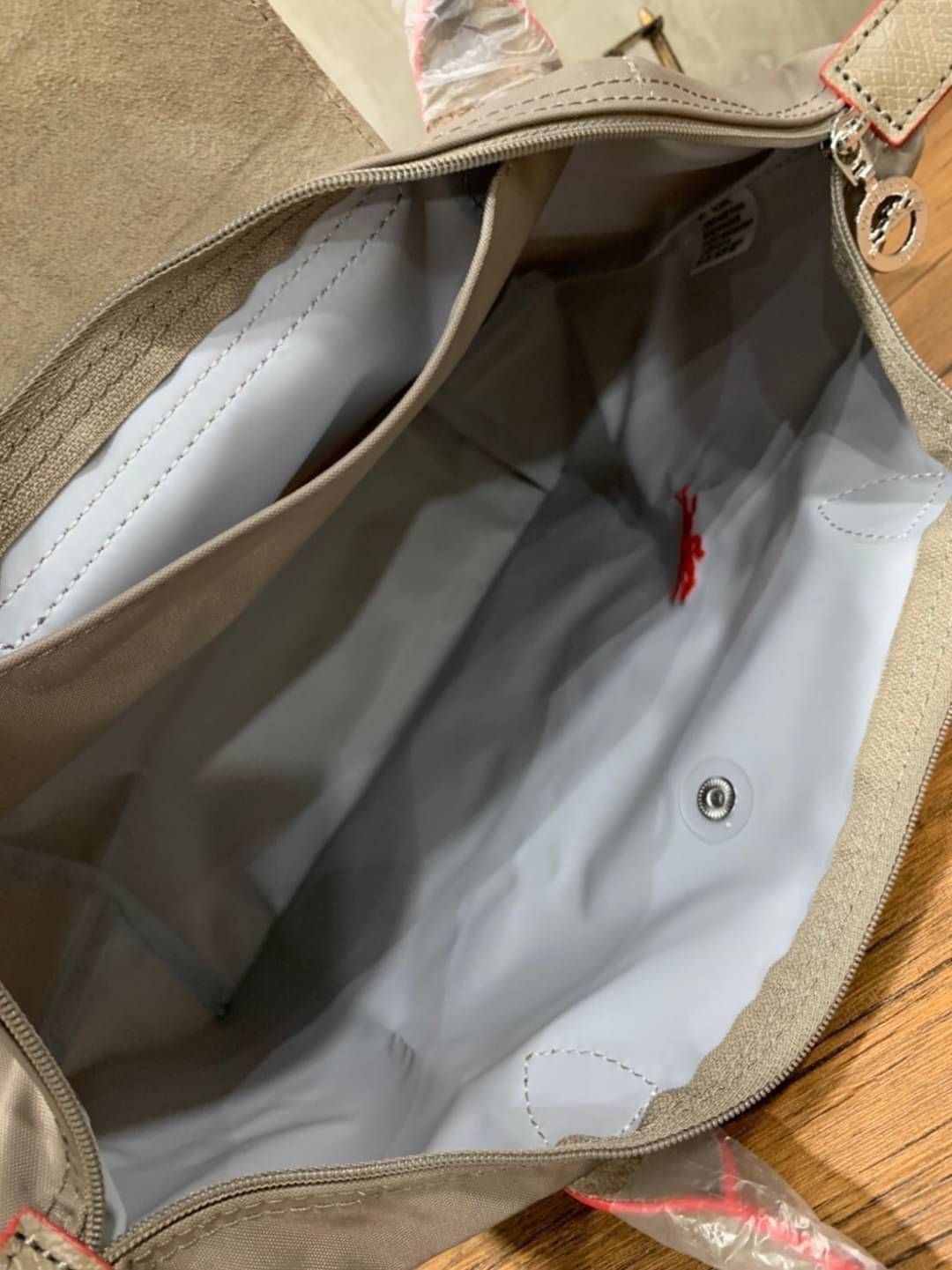 Longchamp LE PLIAGE Club (พร้อมส่ง 8 สี) TOTE BAG S กระเป๋ารุ่นยอดนิยม ที่สาวๆ ต้องมีไว้เก็บไว้สักใบ ด้วยตัวน้ำหนักกระเป๋า Longchamp เบาแสนเบา แต่จุของได้เยอะมาก สำหรับลุคทางการกึ่งลำลอง แฝงความสบาย ยามเดินทาง จุดเด่นอย่างหนึ่งของ กระเป๋าก็คือ สามาถพับเก็