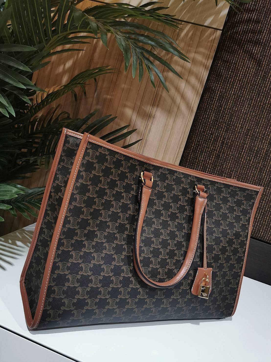 VIP 】CELINE LARGE TOTE BAG VIP GIFT WITH PURCHASE (GWP) กระเป๋าพรีเมี่ยมกิ๊ฟ Limited จาก CELINE HAUTE PARFUME DUTYFREE COUNTER วัสดุ TRIOMPHE CANVAS หนังแท้สวยอยู่ทรงดีไซน์หรูคลาสสิค มาพร้อมTAGสายหนังห้อยกุญแจทอง ภายในโล่งกว้างมีช่องซิป หัวซิปแบรนด์ สามาร