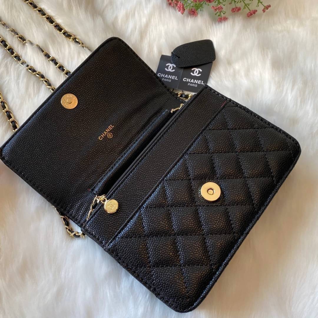 Chanel รุ่น Limited edition วัสดุหนังลายคาเวียร์ เนื้อนุ่ม อยู่ทรงคุณภาพดีตามแบบฉบับของแบรนด์ ขนาดกำลังดี น้ำหนักเบา ด้านหน้ามีโลโก้แบรนด์อะไหล่หรู มีช่องใส่บัตร ใส่ของจุกจิก เปิดปิดด้วยฝาปิดกระดุม ซับในหนัง ตัวจริงสวยมากๆถูกใจรีบจองนะคะ Premium Gift แท้ 
