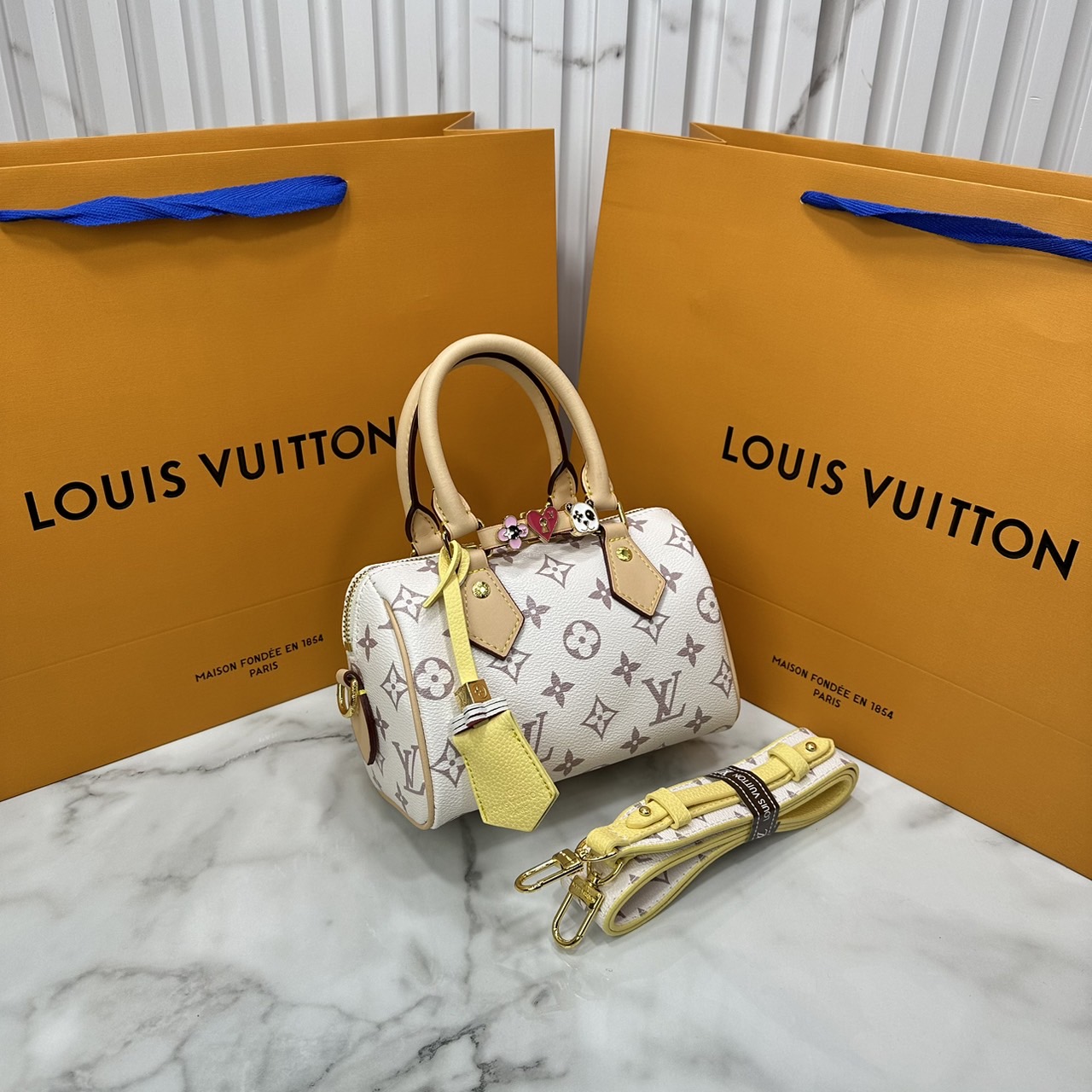 LV Speedy Bandoulière 7" Bicolor Monogram Bag / LV Keepall Bag น้องกระเป๋าทรงหมอนไซส์มินิน่ารัก ดีไซน์น่าใช้มากๆ โทนสีใหม่สวยคลาสสิค รูปทรงโดดเด่น ภายในเป็นช่องกว้าง มาพร้อมสายสะพาย ใบจริงสวยเกินเบอร์!! ไม่ผิดหวังจ้า